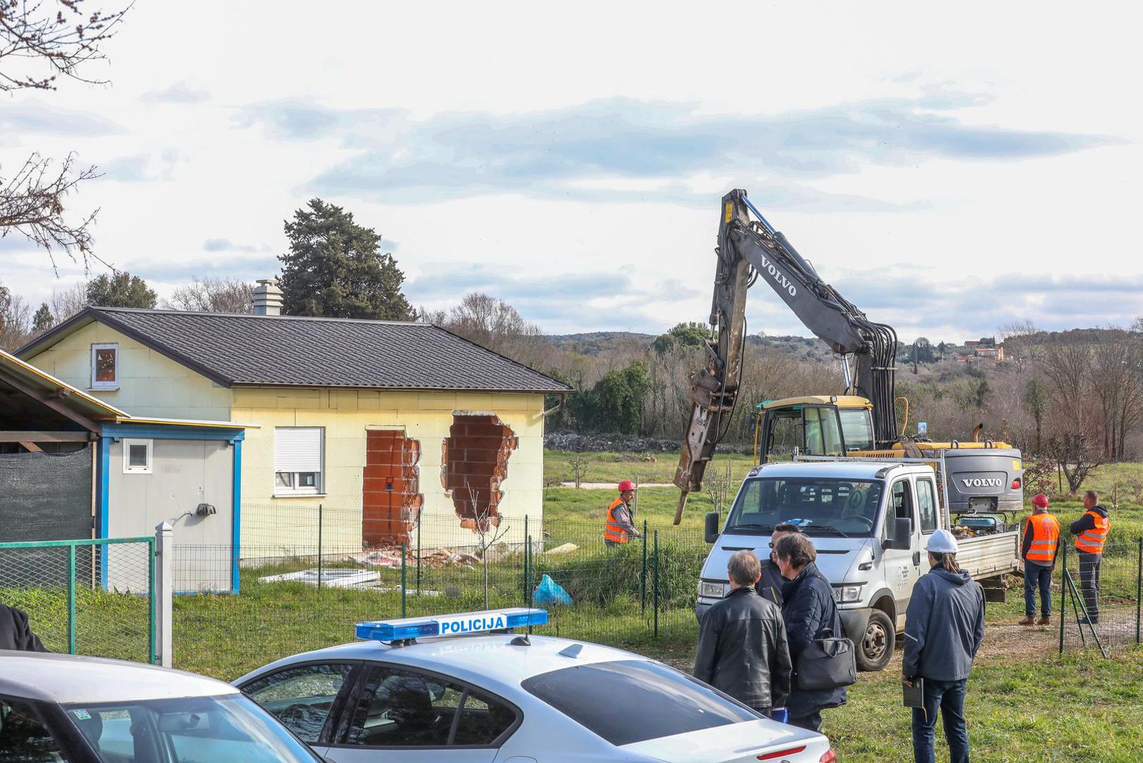 08.03.2023., Rovinj - 
Zapoceli radovi na uklanjanju nezakonito izgradjenih gradjevina na podrucju Istre. Prije rusenja glavni drzavni inspektor dr.sc. Andrija Mikulic dao je izjavu predstavnicima medija. Photo: Srecko Niketic/PIXSELL