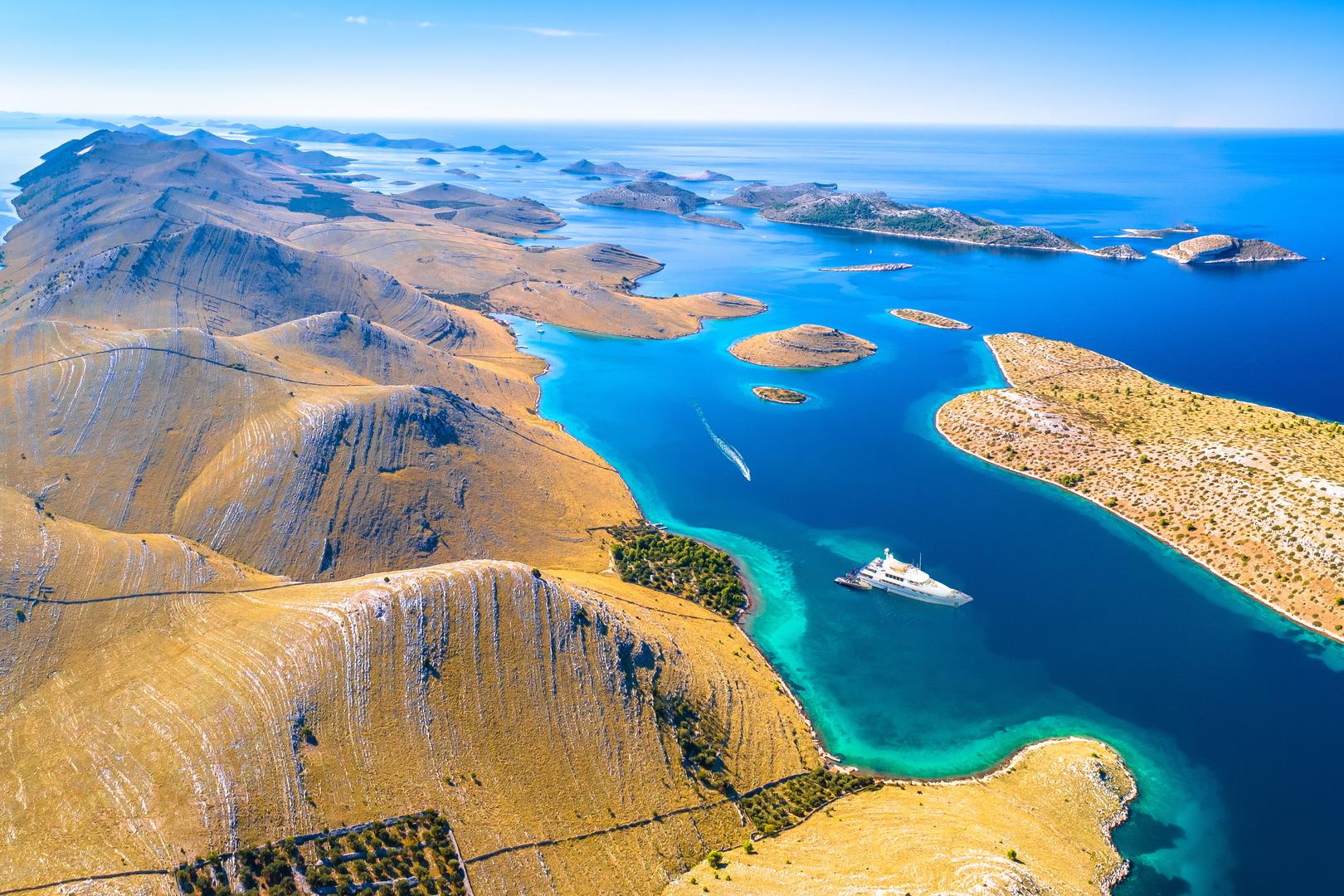 Kornati: Nacionalni park Kornati čini veći dio grupe otoka Kornati u srednjoj Dalmaciji, zapadno od Šibenika.