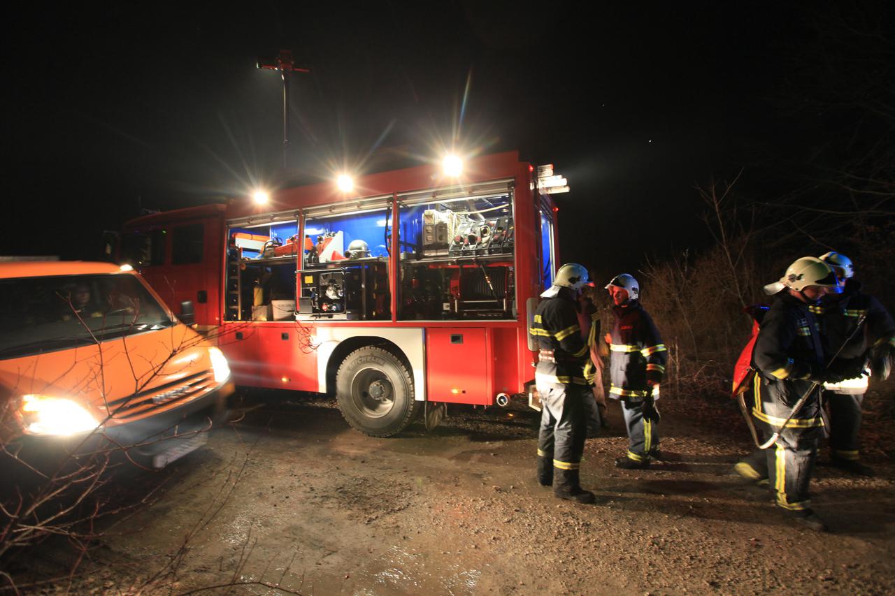 Stupnik: Požar zahvatio podru?je pored pruge i obustavio željezni?ki promet