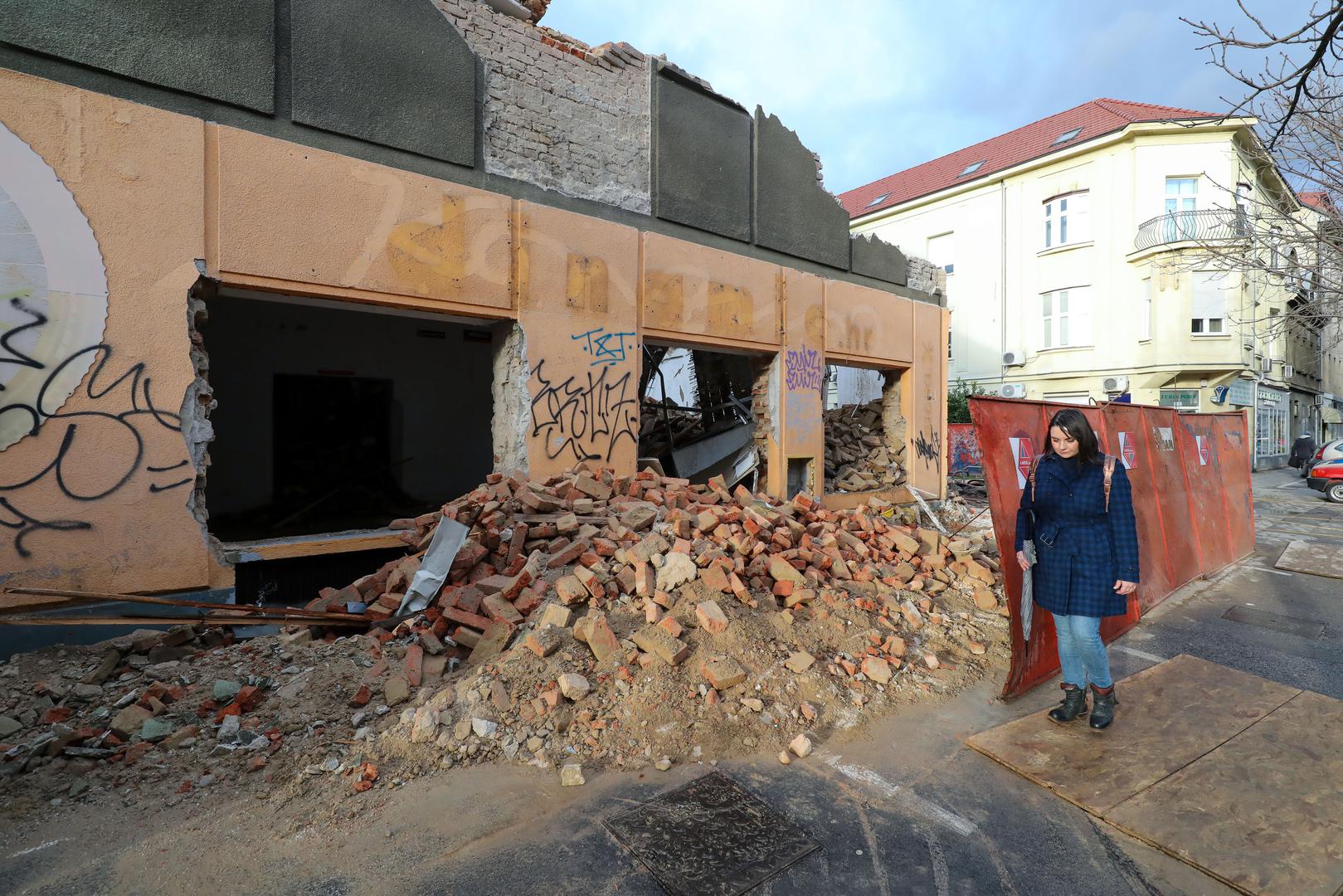 12.02.2024., Zagreb - Prilikom rusenja kuce u Maksimirskoj 17, jedan zid nekontrolirano je pao na plocnik. Photo: Jurica Galoic/PIXSELL