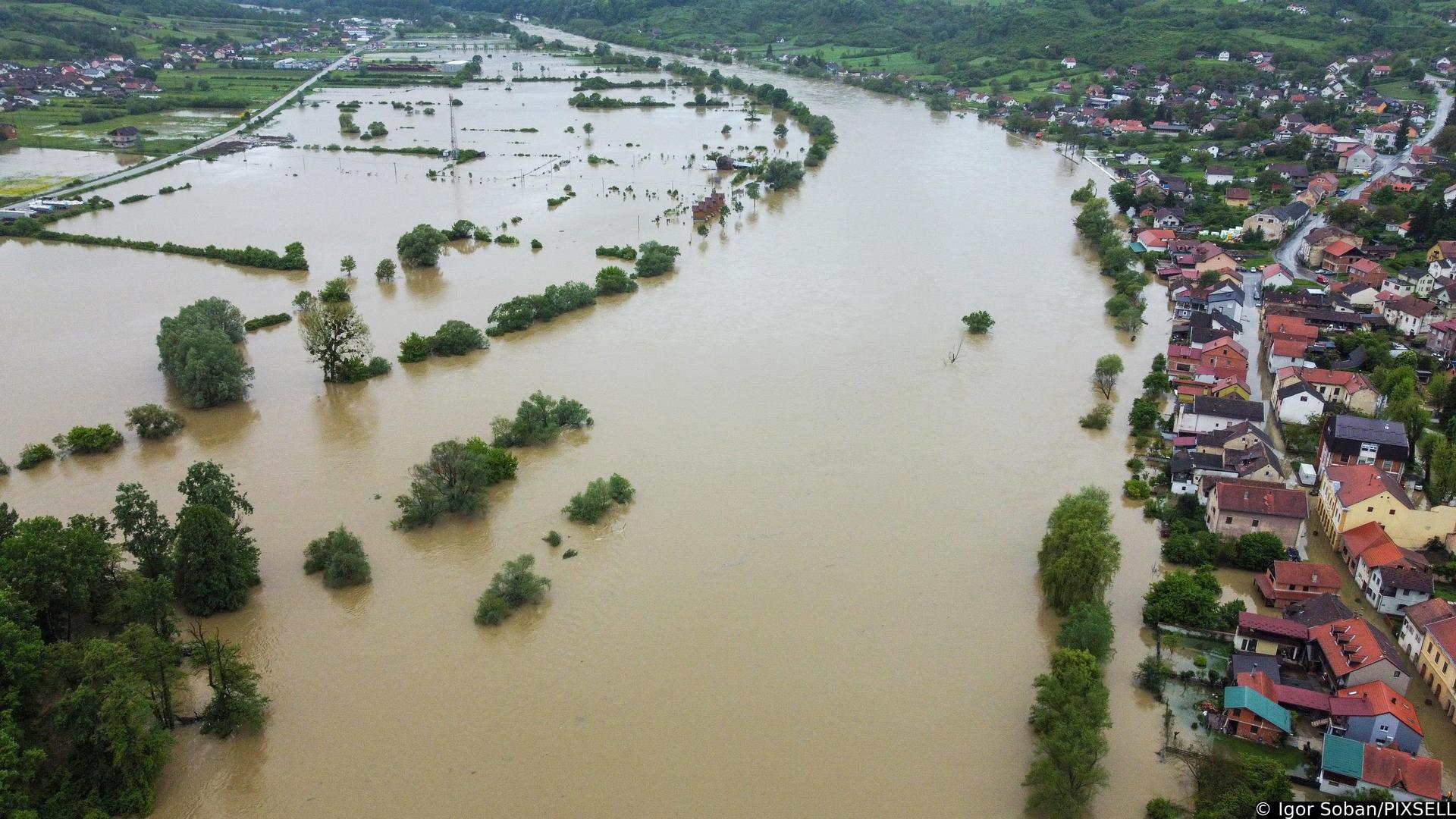 17.05.2023., Hrvatska Kostajnica - Rijeka Una   kod Hrvatske Kostajnice u 24 sata je narasla dodatnih pola metra i poplavila i vise djelove grada, zatvorena je i cesta do granicnog prijelaza. Photo: Igor Soban/PIXSELL