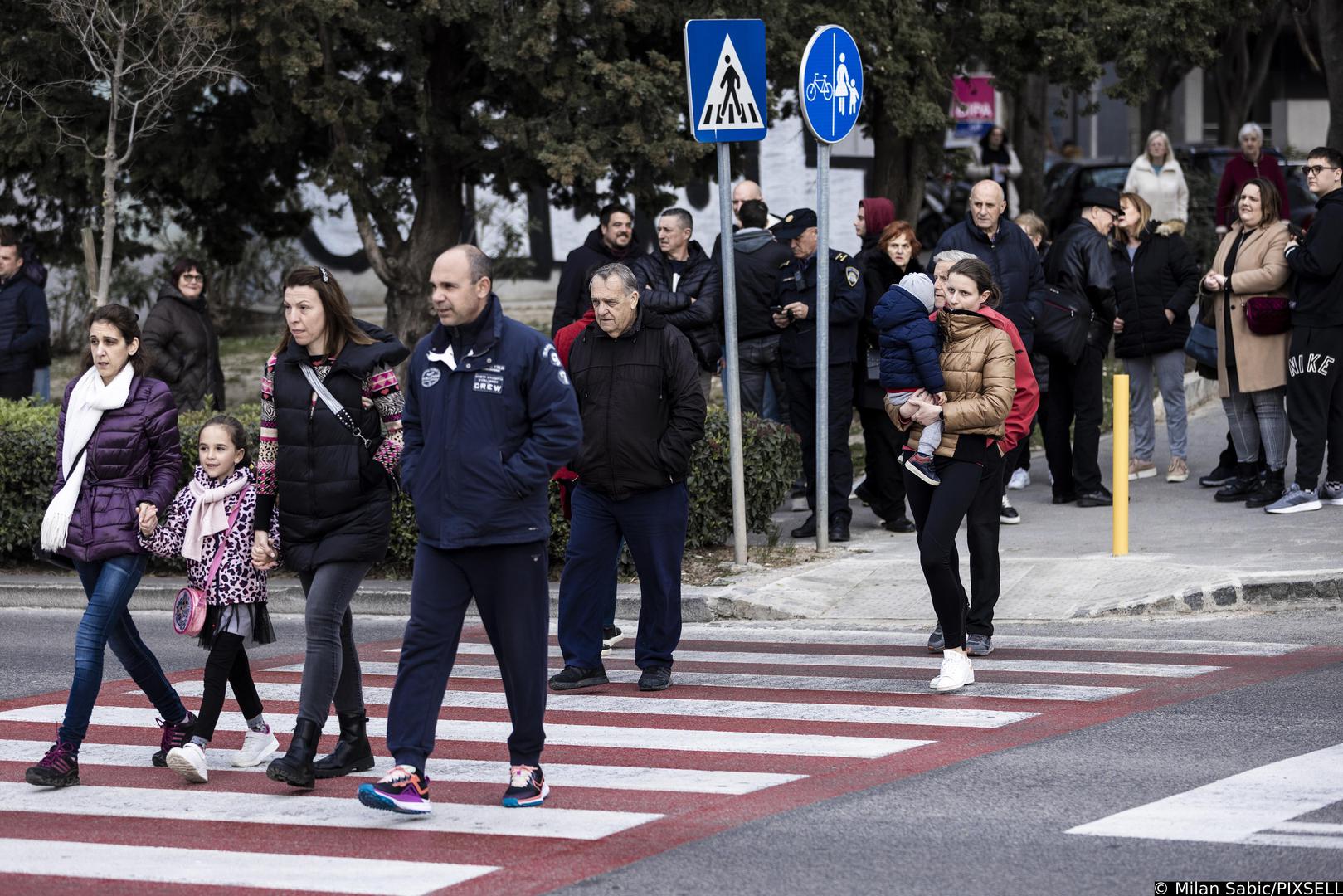 24.02.2023., Split - Stanovnici splitskog kvarta Spinut stalnim prelaskom pjesackog prelaza ispred nebodera zaustavili su promet i poslali poruku Upravi grada protiv izgradnje pretovarne stanice. Photo: Milan Sabic/PIXSELL