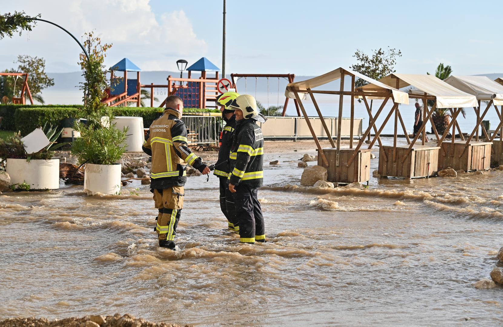 05.10.2024., Podgora - Jako nevrijeme gdje je palo do 140 litara kise po cetvornom metru strovilo je bujice na ulicama Podgore. Photo: Matko Begovic/PIXSELL