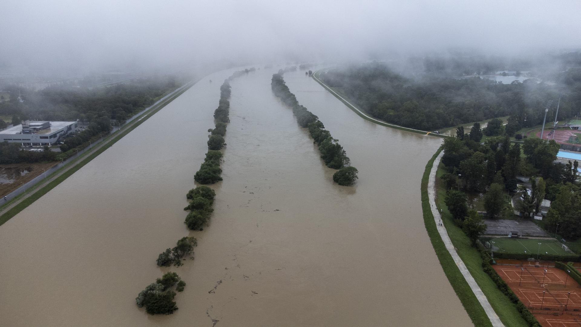 05.08.2023., Zagreb - Sava u Zagrebu izlila se iz korita i dalje raste, presla je 4 metra. Photo: Igor Soban/PIXSELL