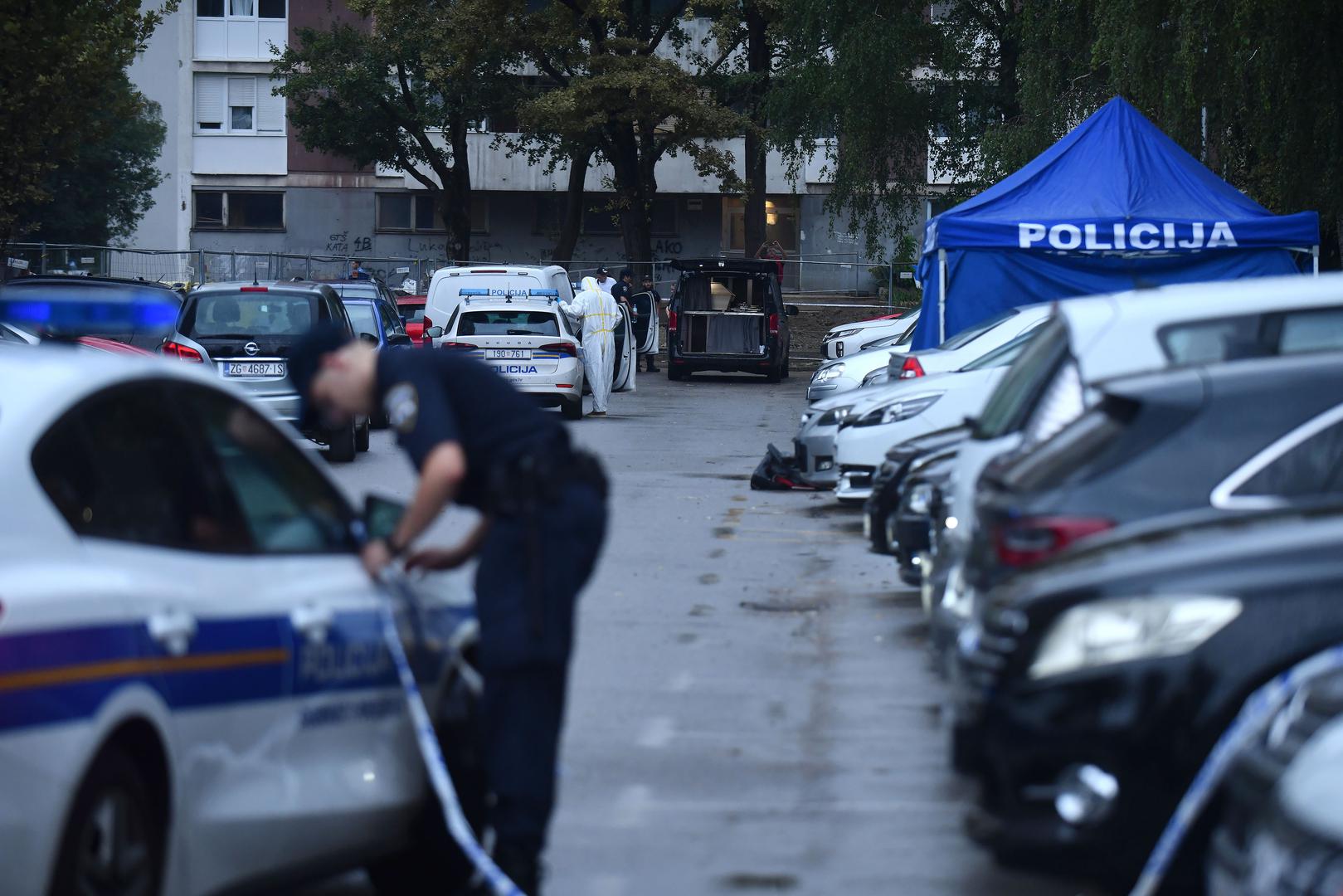 05.09.2024., Zagreb - U stambenoj zgradi u naselju Sopot u Novom Zagrebu policija je pronasla tijelo zenske osobe te je prema dosad utvrdjenim informacijama smrt posljedica kaznenog djela. Nedaleko mjesta dogadjaja u osobnom vozilu pronadjeno je tijelo muskarca koji je najvjerojatnije pocinio samoubojstvo a dovodi se u vezu s ubojstvom zenske osobe. Photo: Josip Mikacic/PIXSELL

 Photo: Josip Mikacic/PIXSELL