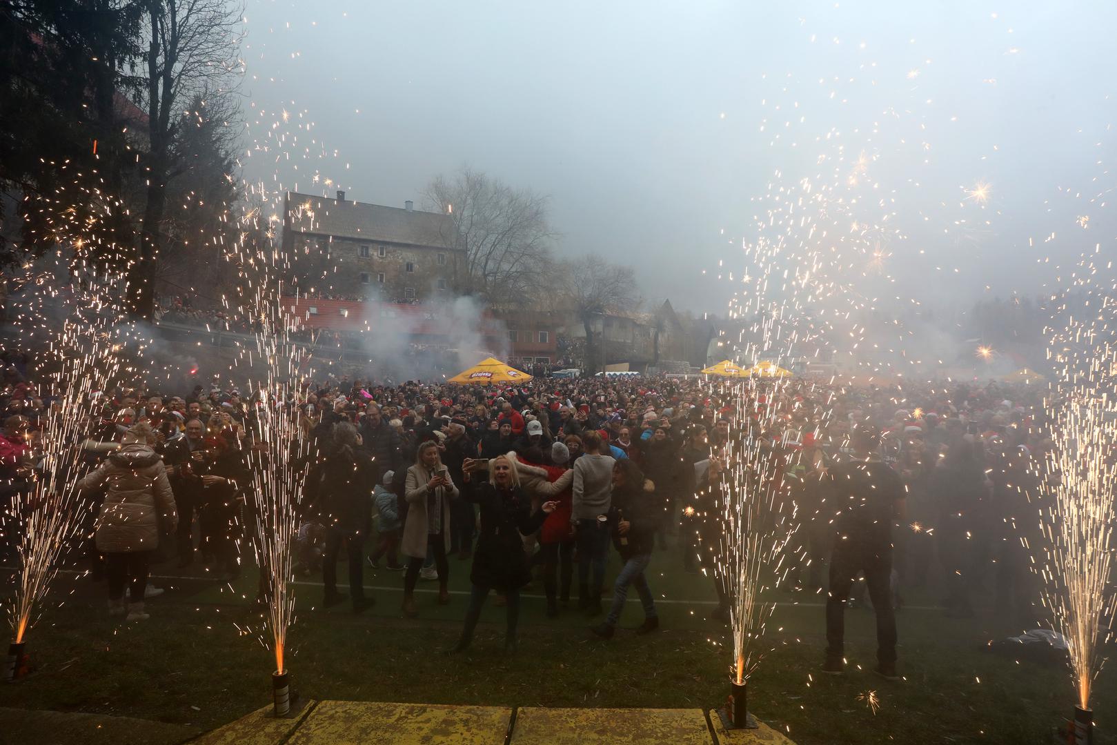 31.12.2022., Fuzine - Docek Nove godine u podne na igralistu pored brane  Photo: Goran Kovacic/PIXSELL