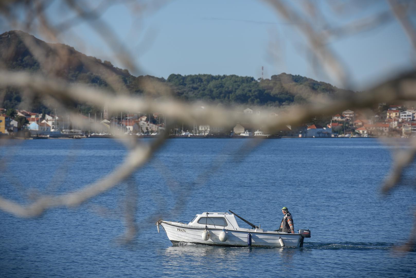 11.01.2018., Osljak -  Otok Osljak ili kako ga domaci zovu Lazaret, otok je s najmanje stanovnika. Nalazi na oko 3 milje od Zadra. Na njemu nema automobila, ali ni trgovina, i lijecnika. Njegovi zitelji koji se svi redom prezivaju Valcic zive mirnocom na kojoj im mnogi zavide.  "nPhoto: Dino Stanin/PIXSELL 