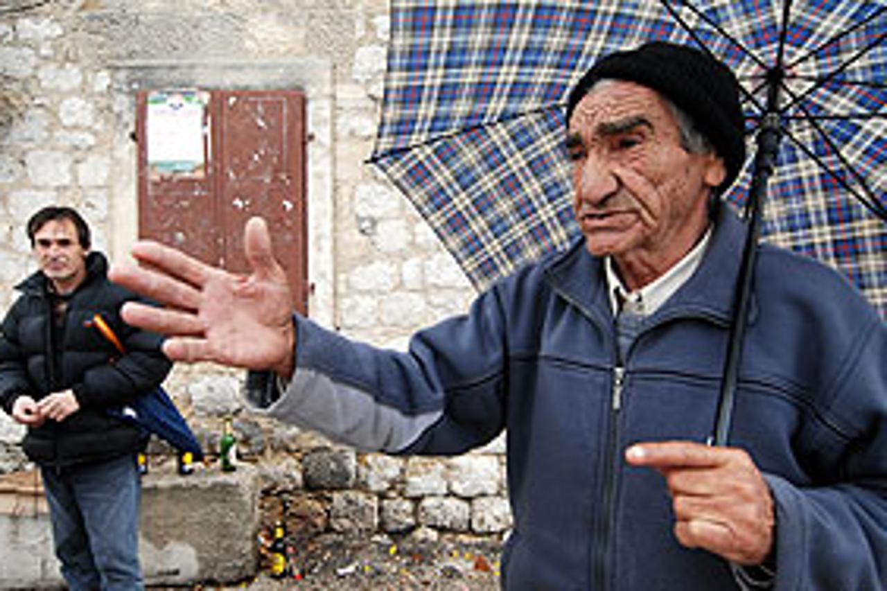 Ispod topole u središtu Glavica mještani raspravljaju s Markom Milanovićem (desno) o tome tko treba biti novi mandatar - Sanader, za kojeg su glasali, ili njihov Zoki