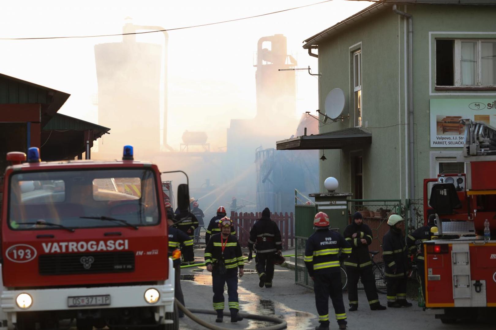 22.04.2021., Valpovo - Veliki pozar izbio je u tvrtki za preradu drva i stolariju u Valpovu. Ozlijedjenih na srecu nema, a ocevidom ce se saznati sto je uzrok pozara. 
Photo: Dubravka Petric/PIXSELL