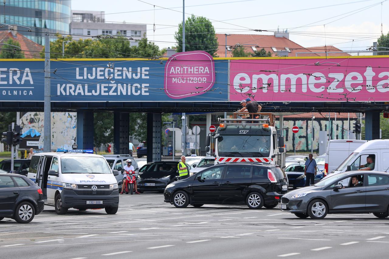 Zagreb: Kamion potrgao tramvajske žice  na uglu Branimirove i Držićeve 