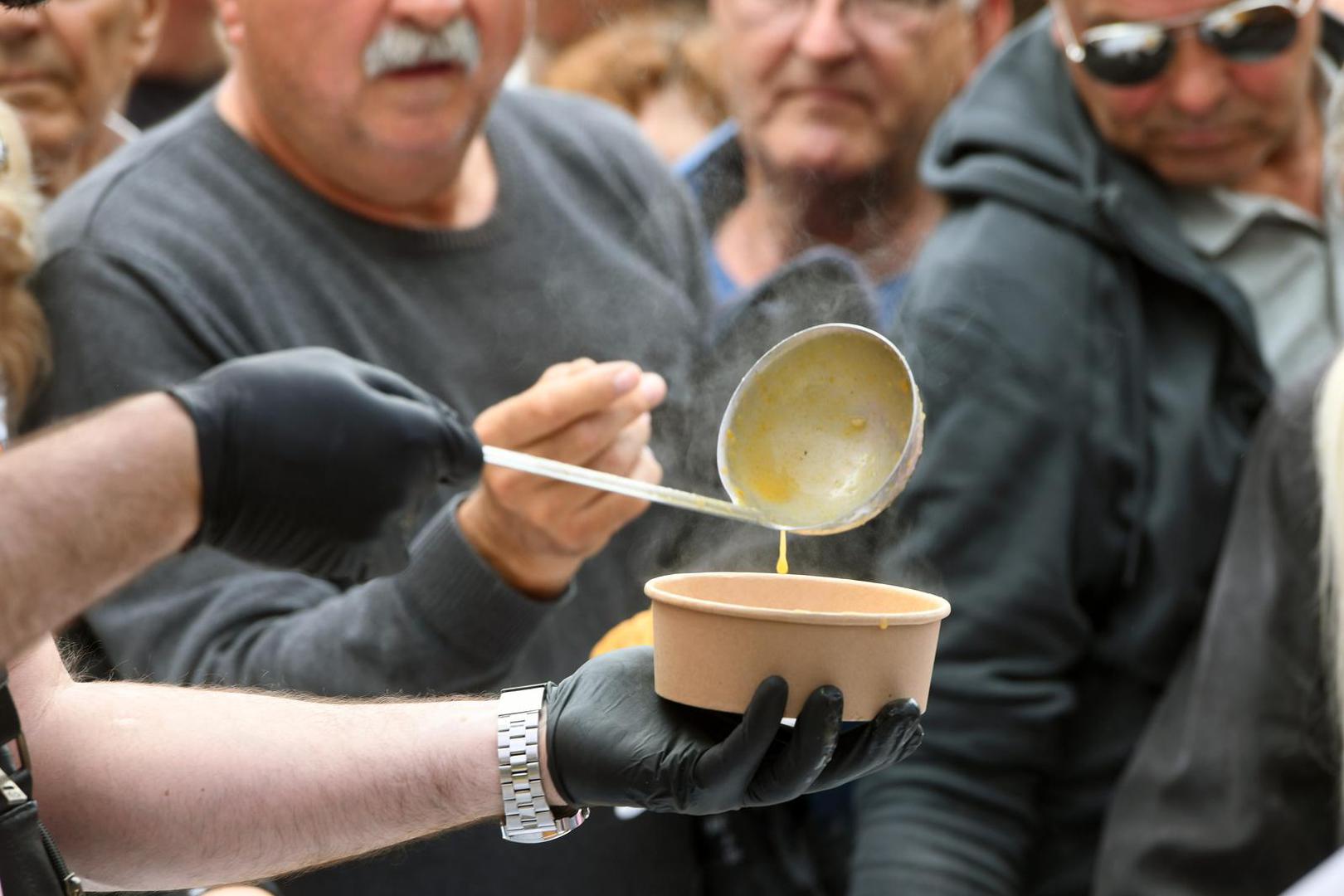 01.05.2023., Skradinski buk - Tradicionalna podjela graha u Nacionalnom parku Krka povodom Medjunarodnog praznika rada privukla veliki broj posjetitelja. Photo: Hrvoje Jelavic/PIXSELL