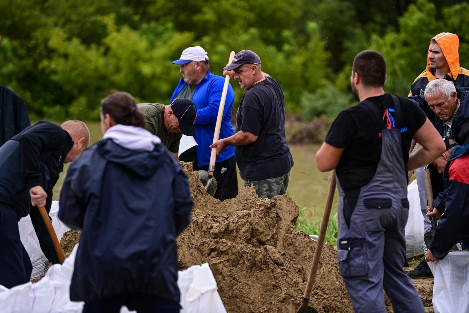 06.08.2023., Zagreb -  Uvedeno je izvanredno stanje obrane od poplava u naseljima oko Rugvice. Stanovnici Narta Savskog pune vreće pijeska kako bi zaštitili svoje kuće. Photo: Igor Soban/PIXSELL