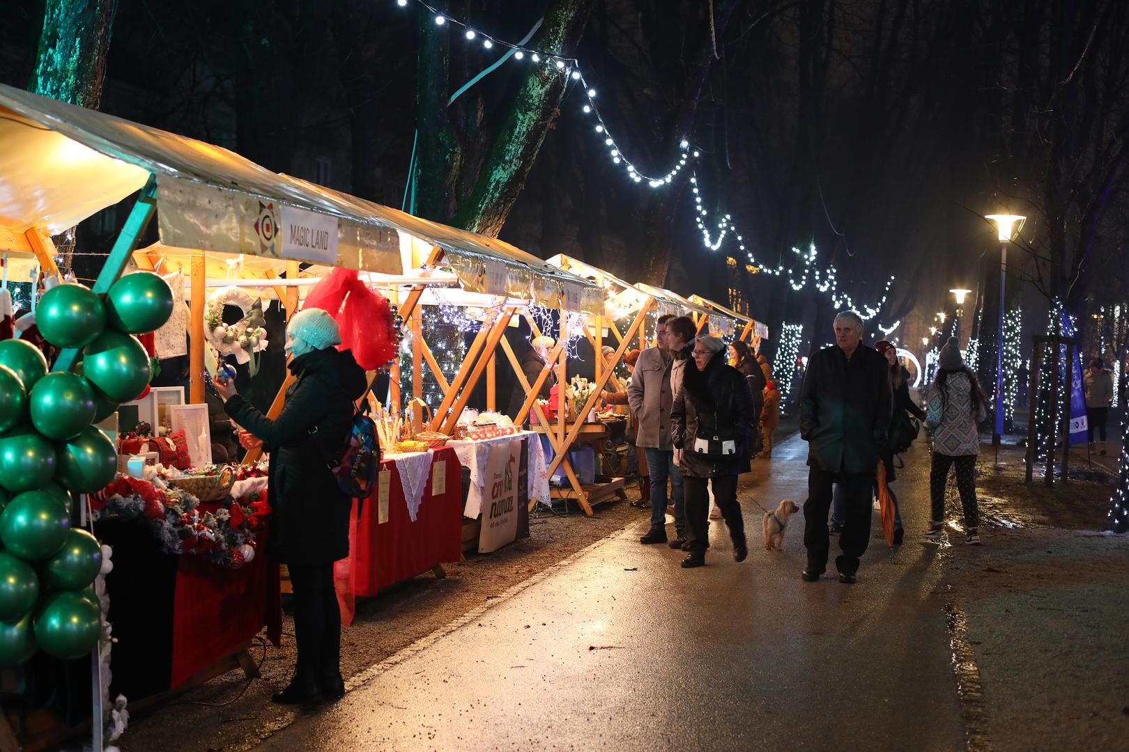 16.12.2022., Karlovac - Svecano otvorenje manifestacije Advent u Karlovcu. Osim bogate ugostiteljske i zabavne ponude po prvi puta posjetitelji ce u sklopu Adventa moci uzivati na klizalistu i sanjkalistu. Photo: Kristina Stedul Fabac/PIXSELL