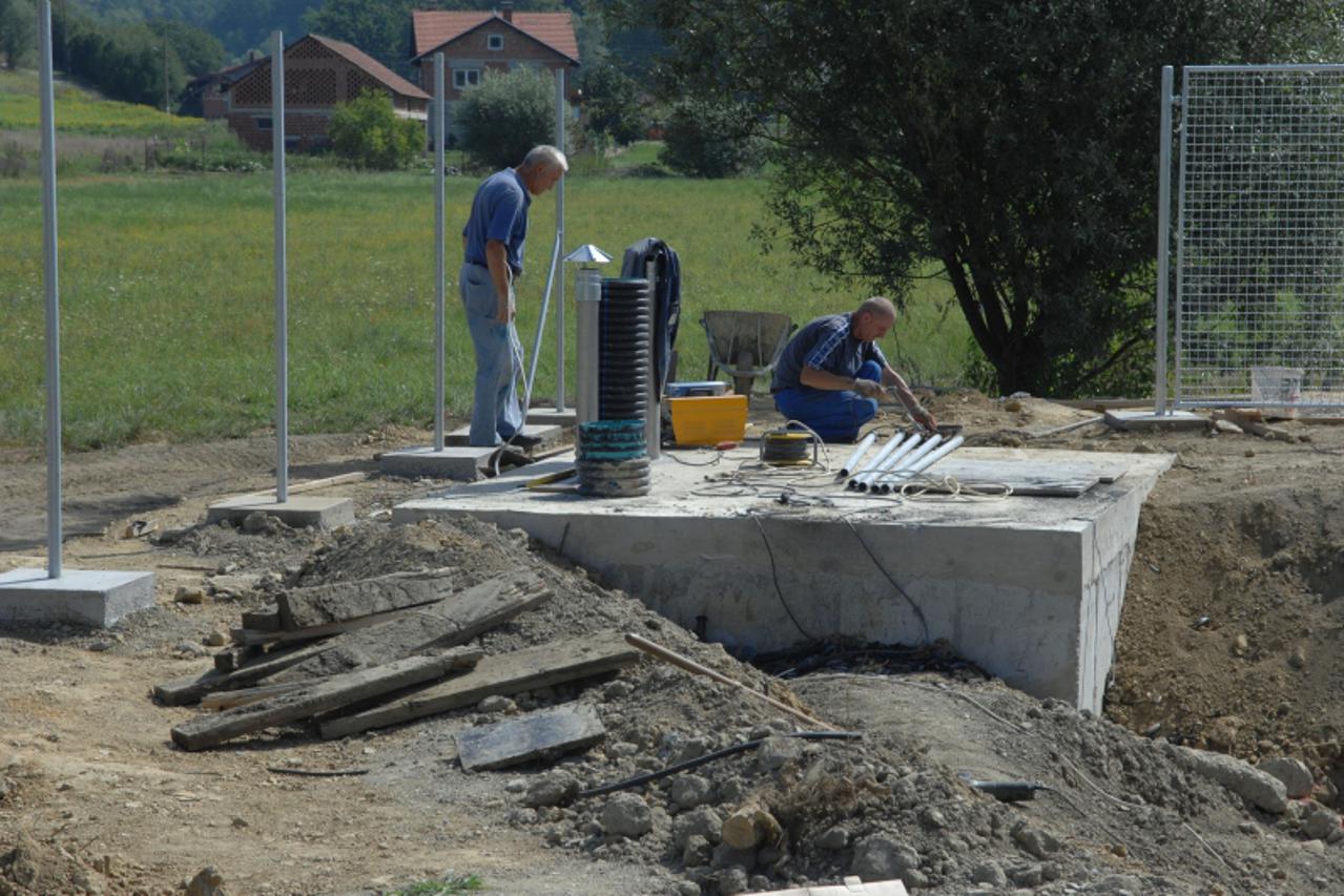 '08.08.2013. Krapinske Toplice - Mjestani sela Jurjevec nedaleko Krapinskih Toplica zale se na izvodjace radova Industrogradnju koji su postavlili kolektor i novu kanalizaciju i pritom im ostavili ces