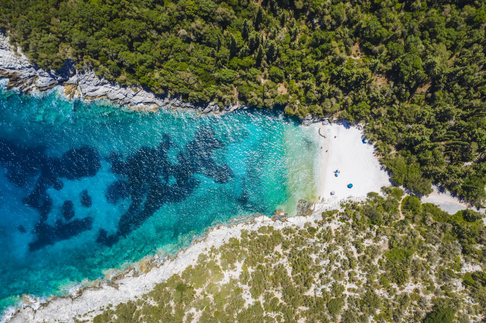 Odmah iza Voluisme je plaža Foki na Kefaloniji (7.), koju slijedi još jedna plaža na Kreti, Omprogialos, na devetom mjestu. Antisamos u Kefaloniji je 18., a mala, ali slatka plaža Dafnoudi u Ediosu 23. na svjetskoj ljestvici plave vode.