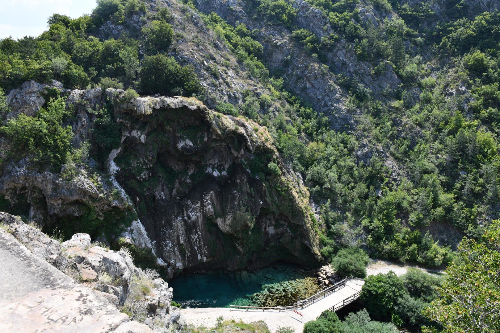 Riječ je, inače, o 22 metra visokom vodopadu na sjeveru kninskog polja kojim se rijeka Krčić obrušava u Krku. Nazivaju ga još i "Veliki buk" i "Topoljski buk". 