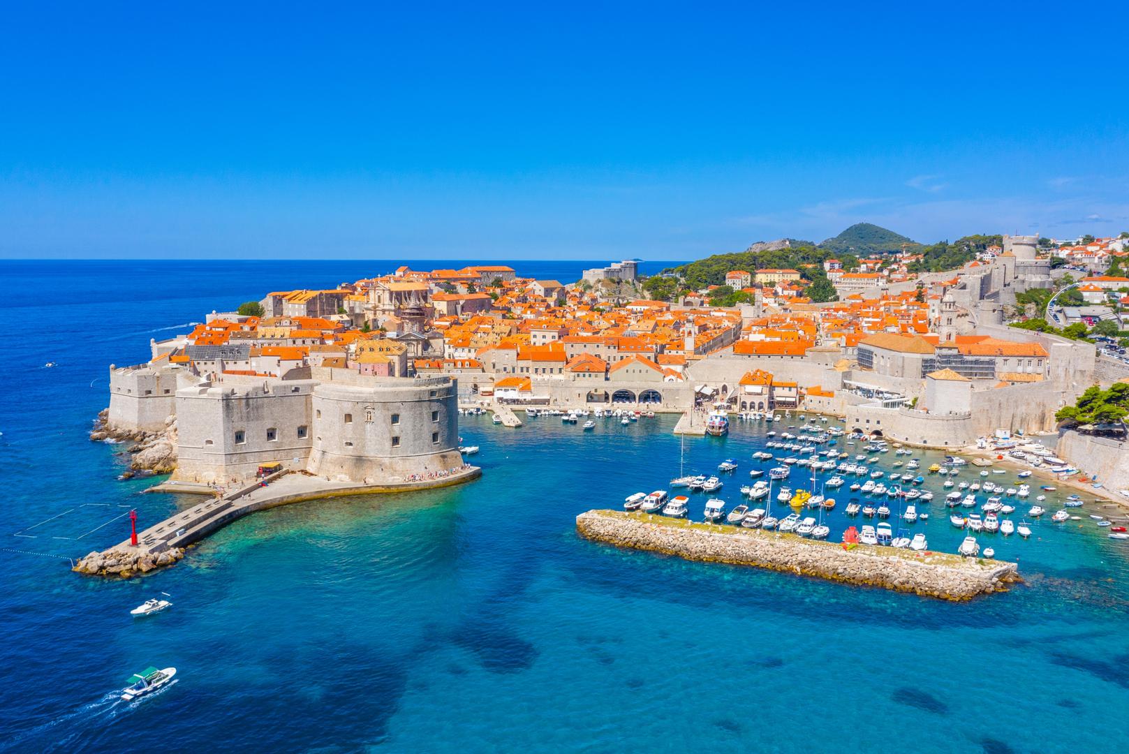 3. Hrvatska: Hrvatska je među prva tri mjesta kao jedno od najprijateljskijih svjetskih odredišta za turiste. Iako je prekrasni dubrovački grad opasan zidinama jedna od najvećih atrakcija u zemlji, Hrvatska je također dom prirodnih parkova koji oduzimaju dah i ima velik broj zapanjujućih plaža.