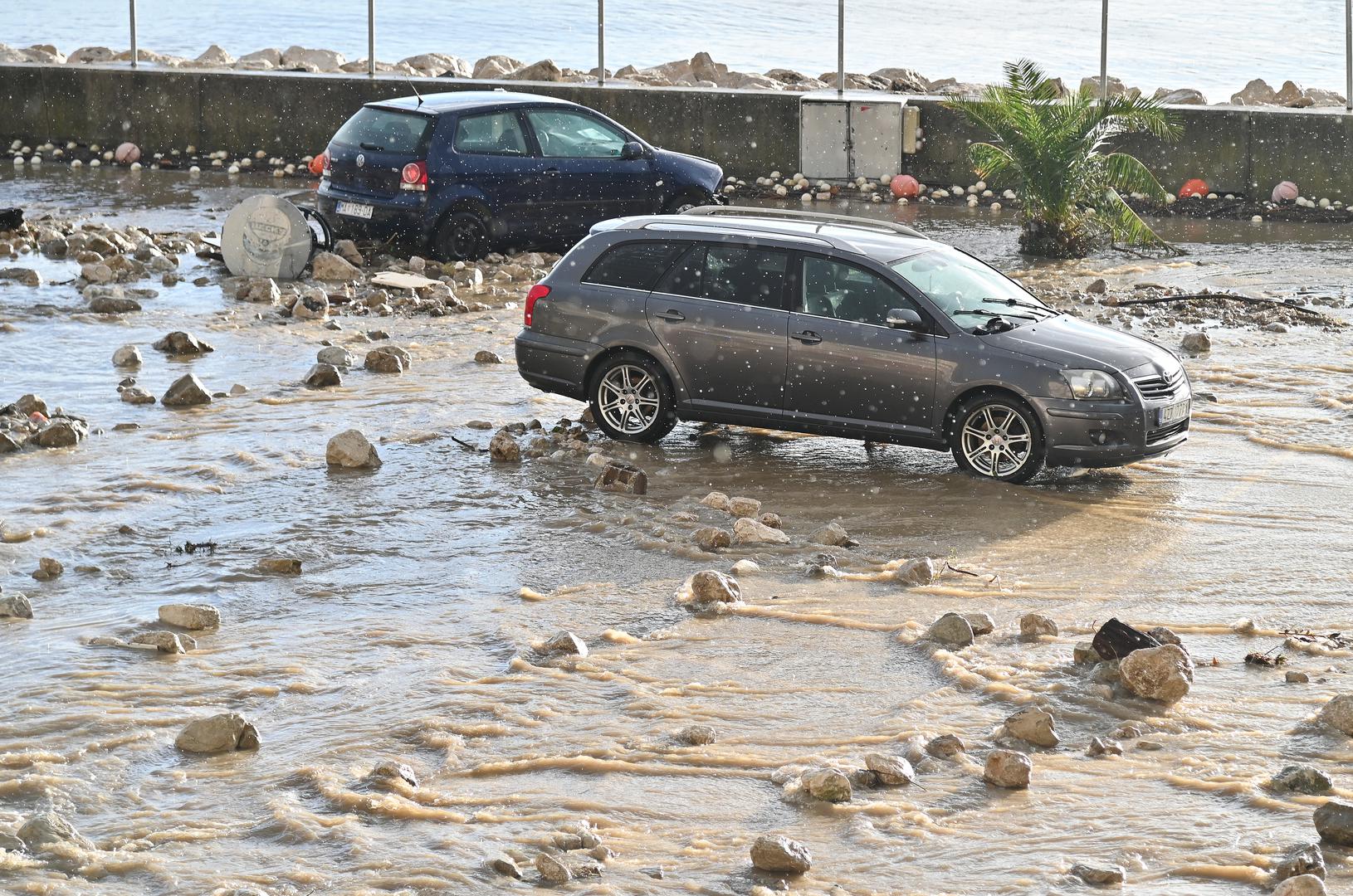 05.10.2024., Podgora - Jako nevrijeme gdje je palo do 140 litara kise po cetvornom metru strovilo je bujice na ulicama Podgore. Photo: Matko Begovic/PIXSELL