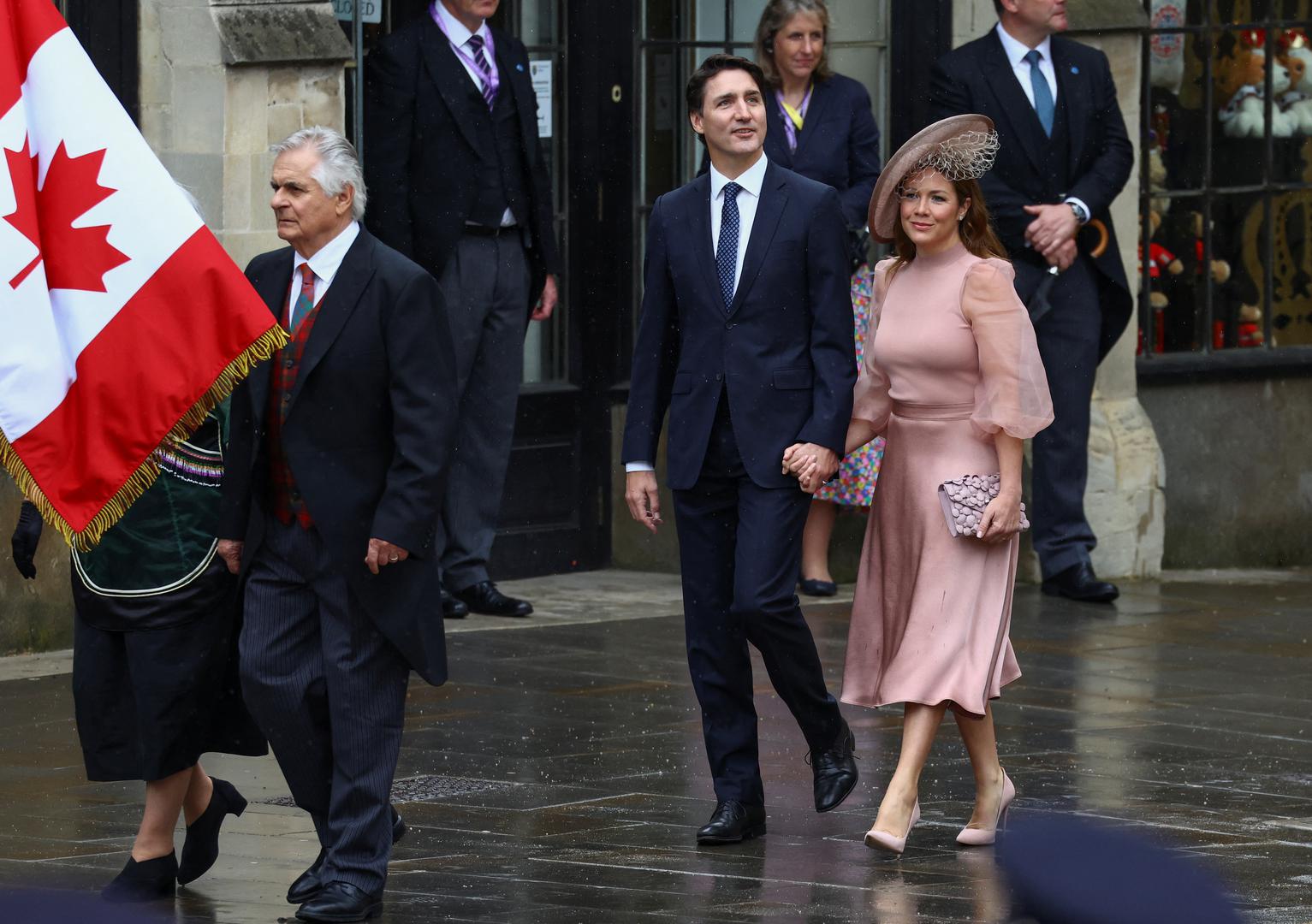 Canada's Prime Minister Justin Trudeau and his wife Sophie Trudeau walk outside Westminster Abbey ahead of Britain's King Charles' coronation ceremony, in London, Britain May 6, 2023. REUTERS/Lisi Niesner Photo: LISI NIESNER/REUTERS