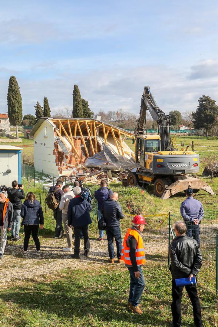 08.03.2023., Rovinj - 
Zapoceli radovi na uklanjanju nezakonito izgradjenih gradjevina na podrucju Istre. Prije rusenja glavni drzavni inspektor dr.sc. Andrija Mikulic dao je izjavu predstavnicima medija. Photo: Srecko Niketic/PIXSELL