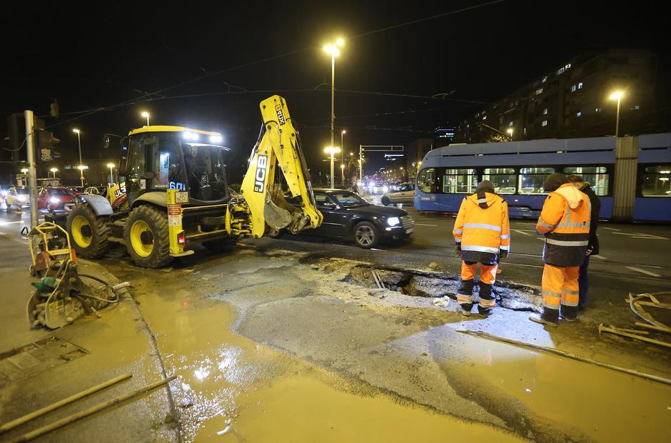 Zagreb: Pukla cijev na križanju Savske i Vukovarske