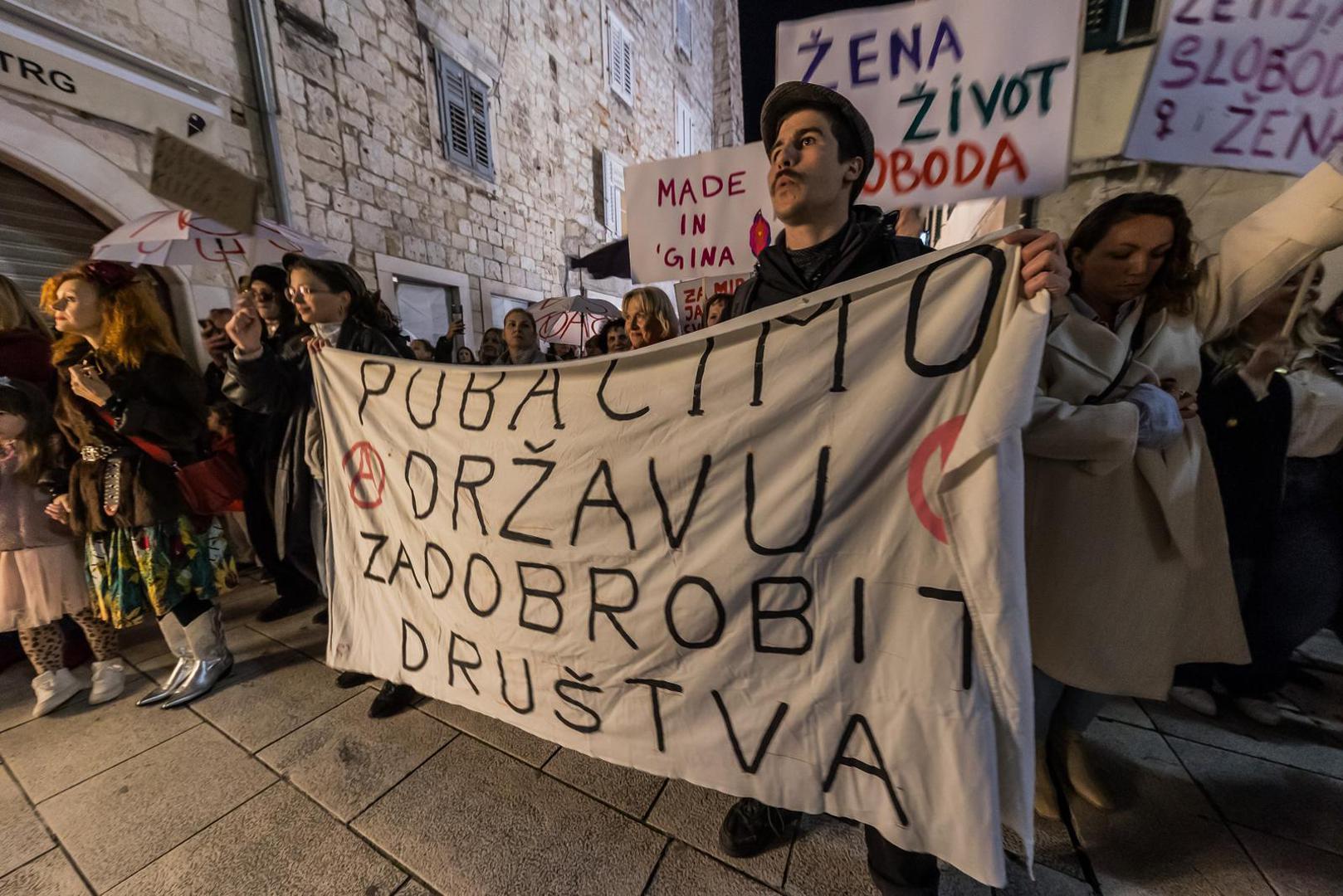 08.03.2024., Split - U organizaciji udruge Domine na nocnom marsu okupile su se mnogobrojne splitske zene. Photo: Zvonimir Barisin/PIXSELL