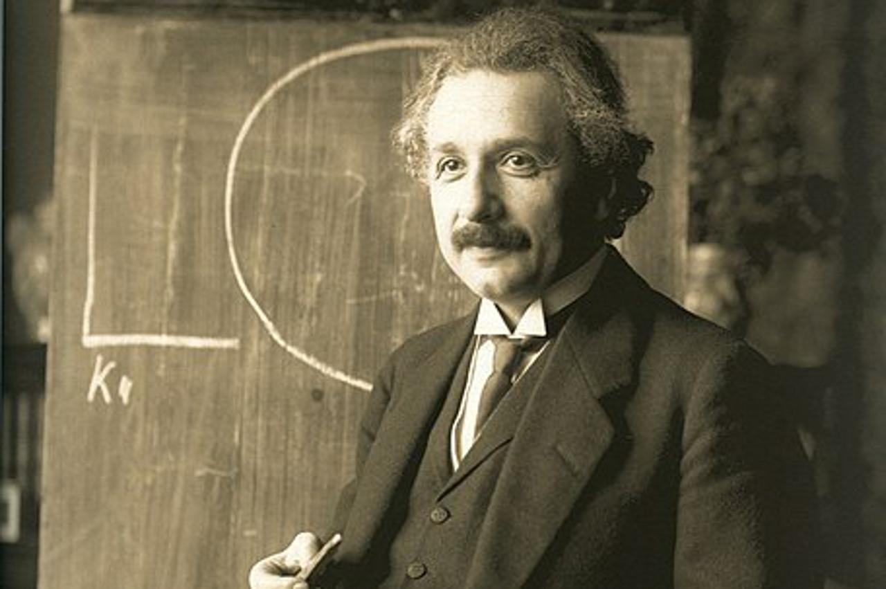 storyeditor/2024-09-20/Einstein_1921_by_F_Schmutzer_-_restoration.jpg