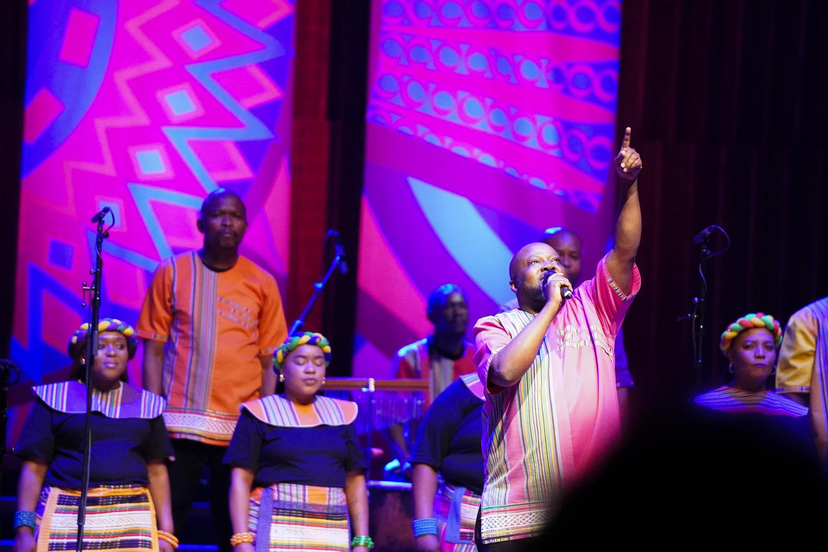 Soweto Gospel Choir tijekom svoj svoje bogate karijere surađivali su s glazbenim ikonama poput Arethe Franklin, Stevieja Wondera, U2 i Johna Legenda te nastupali za Nelsona Mandelu, Oprah Winfrey i Billa Clintona,