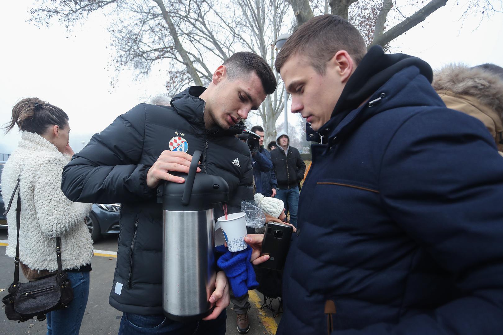 Igrači Dinama svojim su navijačima pomogli u čekanju na hladnoći te su sa svojim idolima mogli popiti čaj koji su im sami prvotimci donijeli. 

