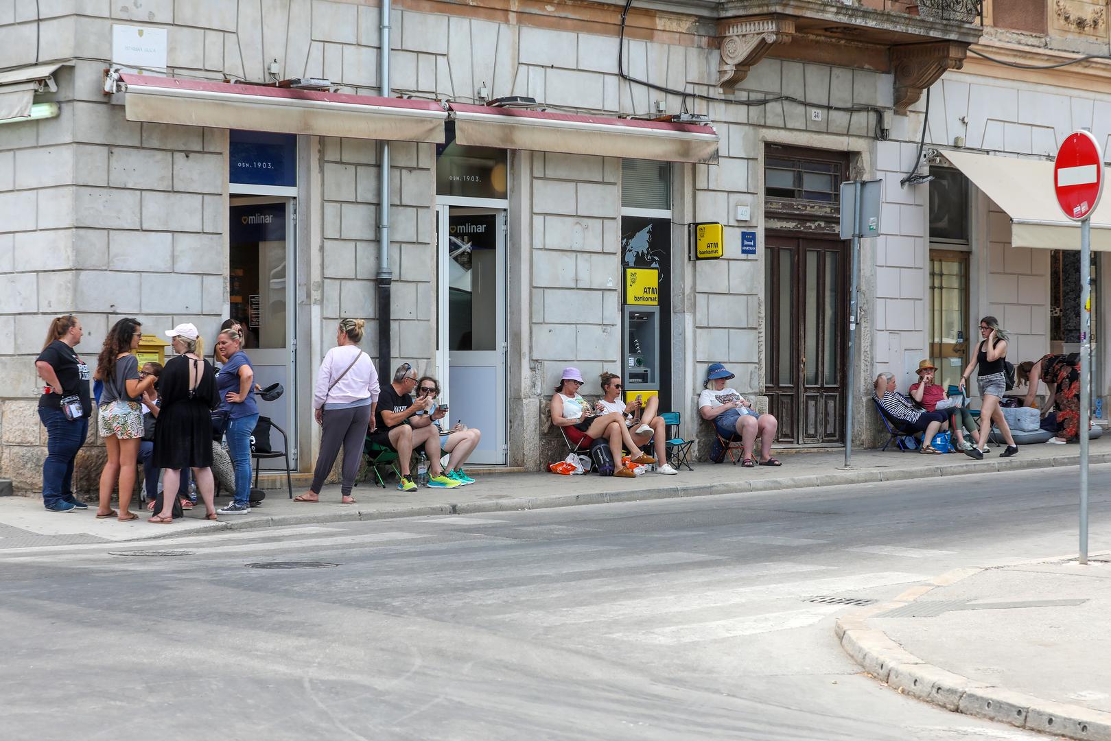  Vlasnik je 13 albuma koji su zasjeli na prvo mjesto UK ljestvice albuma, a najveći je to broj za nekog solo umjetnika, ne brojeći Elvisa Presleyja, a broji i 14 singlova na prvom mjestu.