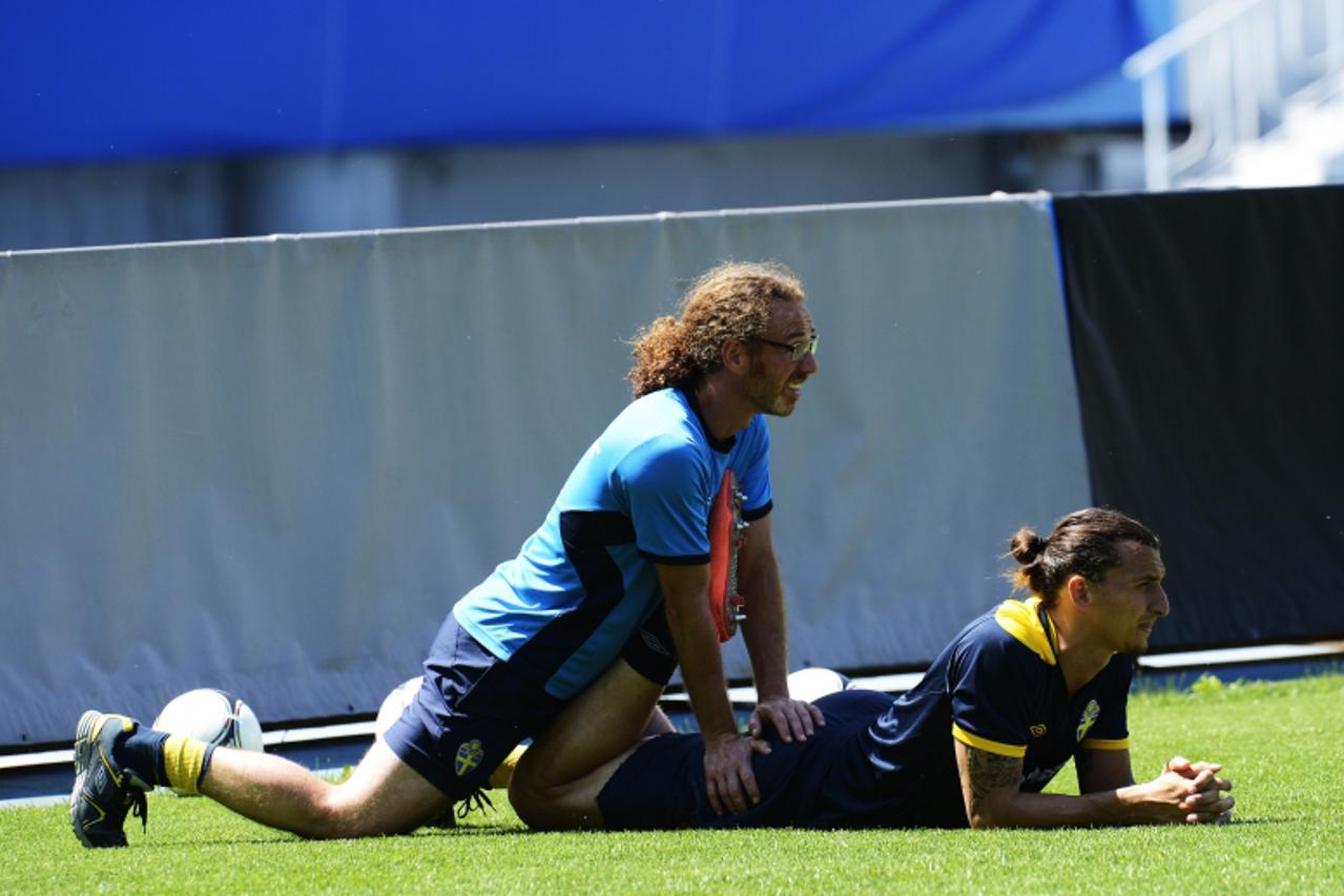 'Sweden\'s national football forward Zlatan Ibrahimovic (R) attends a training session on June 13 , 2012 at the Valeriy Lobanovskyi Dynamo Stadium in Kiev during the Euro 2012 football championships. 