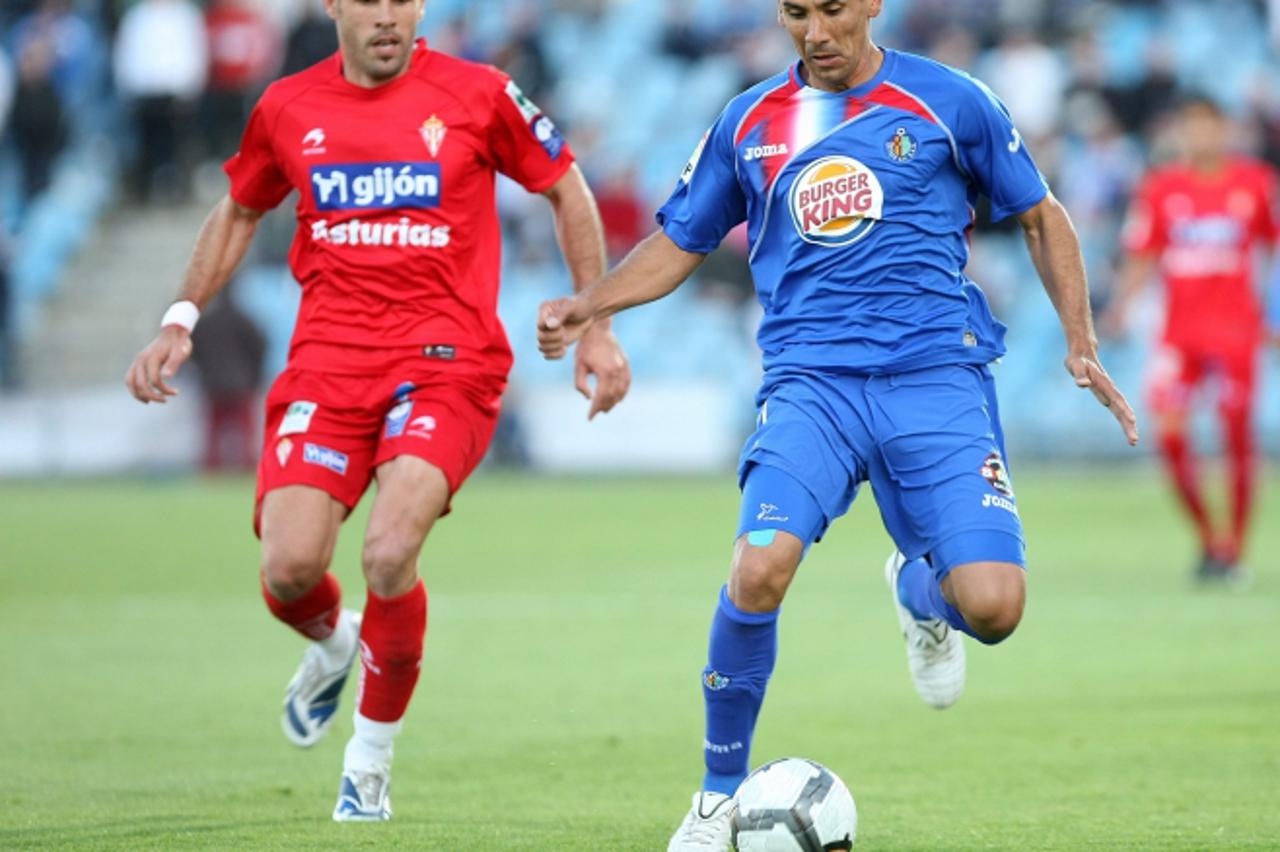 'Getafe\'s Cata Diaz (r) and Sporting de Gijon\'s Mate Bilic during La Liga match. May 4, 2010. Foto: nph / Acero *** Local Caption *** Fotos sind ohne vorherigen schriftliche Zustimmung ausschliessli