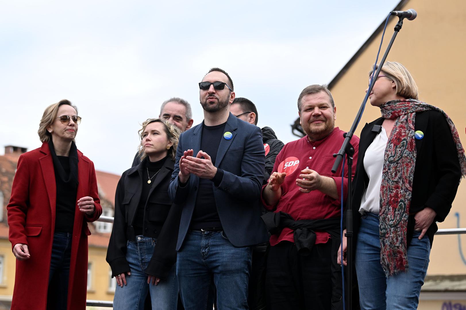 23.03.2024., Zagreb - Koalicija Rijeke pravde i stranka Možemo! mjesec dana uoci izbora, odrzali su prosvjedne skupove pod nazivom 'Dosta je!', istodobno u pet gradova s kojih su opet porucili da je 'dosta tiranije, lazi i korupcije, dosta je HDZ-a' te najavljuju da ce oni Hrvatskoj vratiti nadu i buducnost.  Photo: Marko Lukunic/PIXSELL