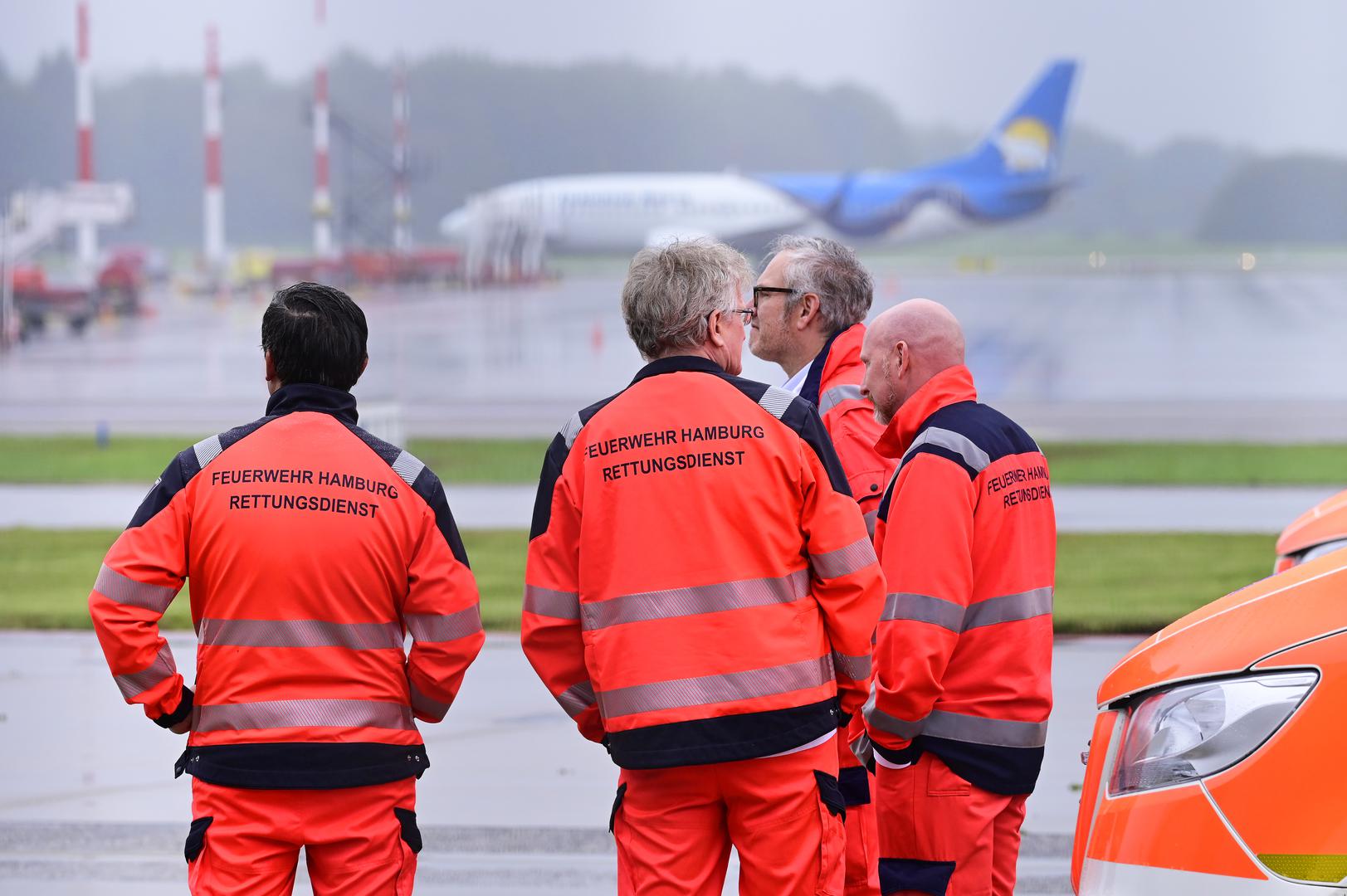 09 October 2023, Hamburg: Emergency personnel from the fire department stand at Hamburg Airport. Flight operations at Hamburg Airport, which were suspended due to a threat of an attack on an Iranian aircraft from Tehran, have resumed. Photo: Jonas Walzberg/dpa Photo: Jonas Walzberg/DPA