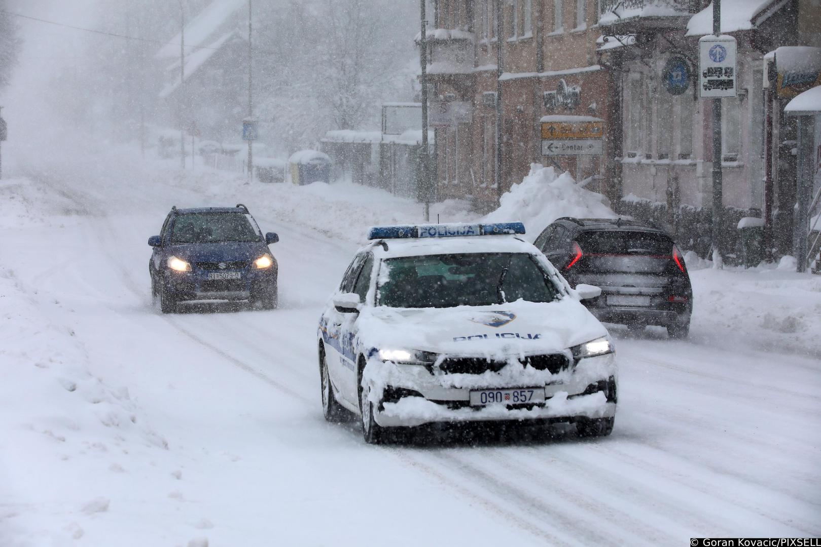 26.02.2023., Delnice - Snjezno nevrijeme u Gorskom kotaru. Policijski automobil voze po cesti prekrivenom snijegom. Photo: Goran Kovacic/PIXSELL