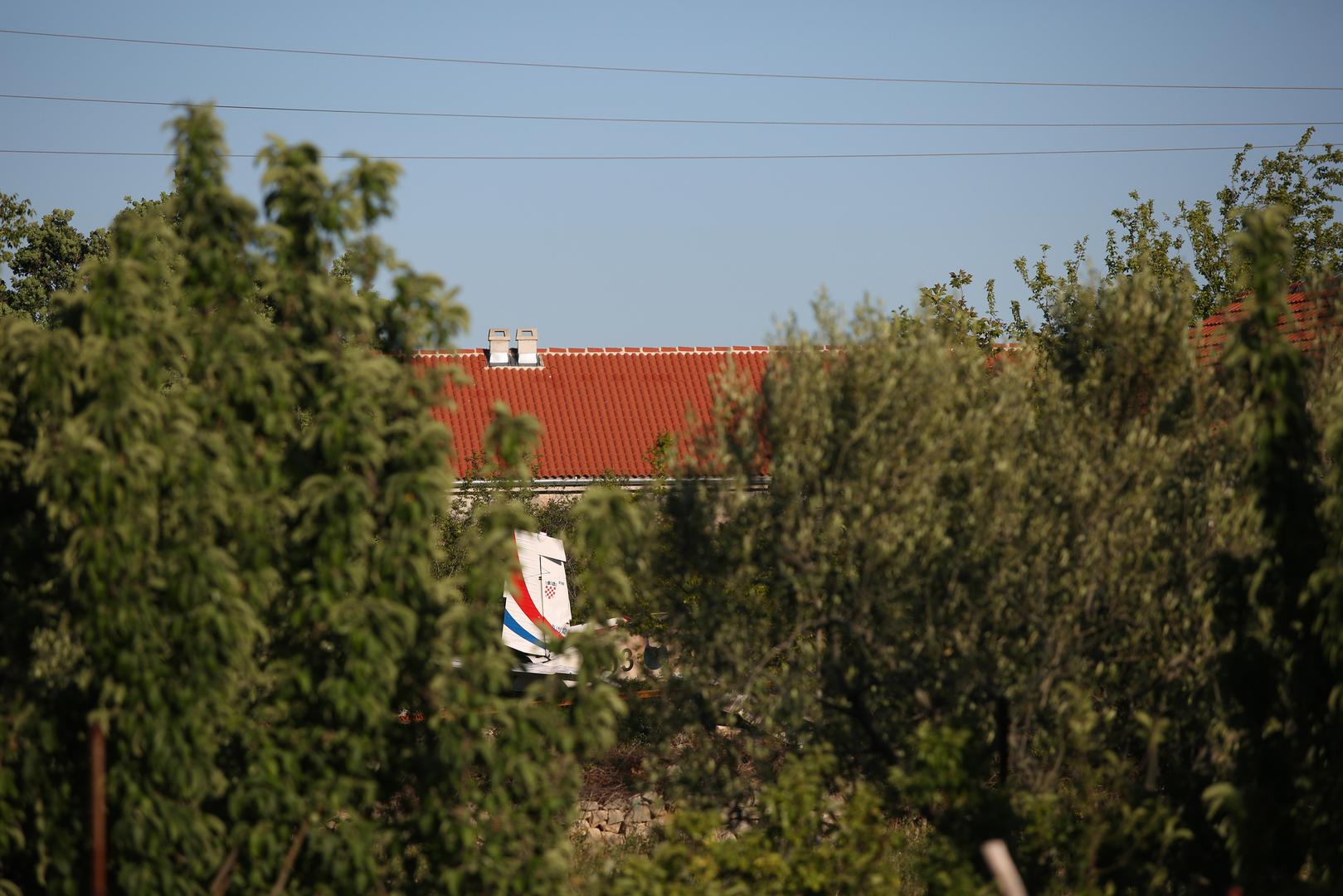 07.05.2020.,Biljane Donje - U mjestu Biljane Donje kod Benkovca srusio se vojni skolski avion. Na terenu su vatrogasci iz Javne vatrogasne postaje Benkovac i policija. Photo:Marko Dimic/PIXSELL