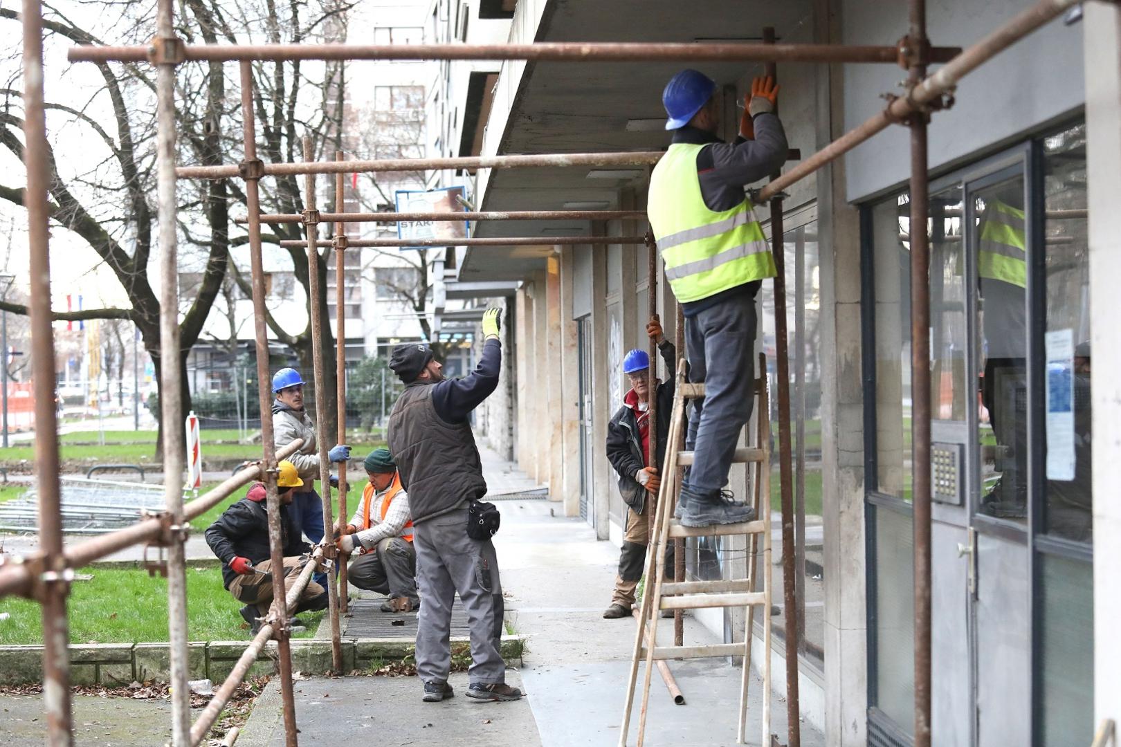 21.1.2021, Zagreb - Po odluci gradonacelnika Bandica danas je postavljanjem skela pocela sanacija zagrade u Vukovarskoj 52 koja je ostecena u potresu. Ostecena nadstresnica ce biti izrezana i uklonjena.
Photo: Patrik Macek/PIXSELL