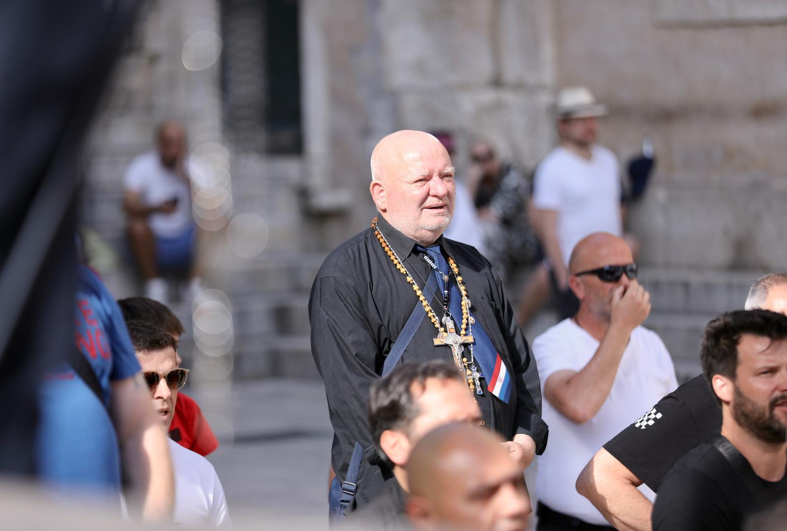 03.06.2023., Split - Molitelji krunice na Peristilu tradicionalno prvu subotu u mjesecu ali i rijetki protivnici. Photo: Ivo Cagalj/PIXSELL