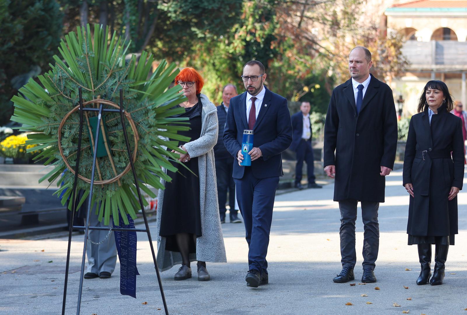 – Poziv sugrađane da što više koriste javni prijevoz koji će sutra, usto, biti i besplatan, na svim linija koje vode prema gradskim grobljima. Za teže pokretne osobe te osobe s invaliditetom, osiguran je i besplatan prijevoz električnim vozilima i minibusom na većim gradskim grobljima kako bi im se olakšalo kretanje – istaknuo je Tomašević. 