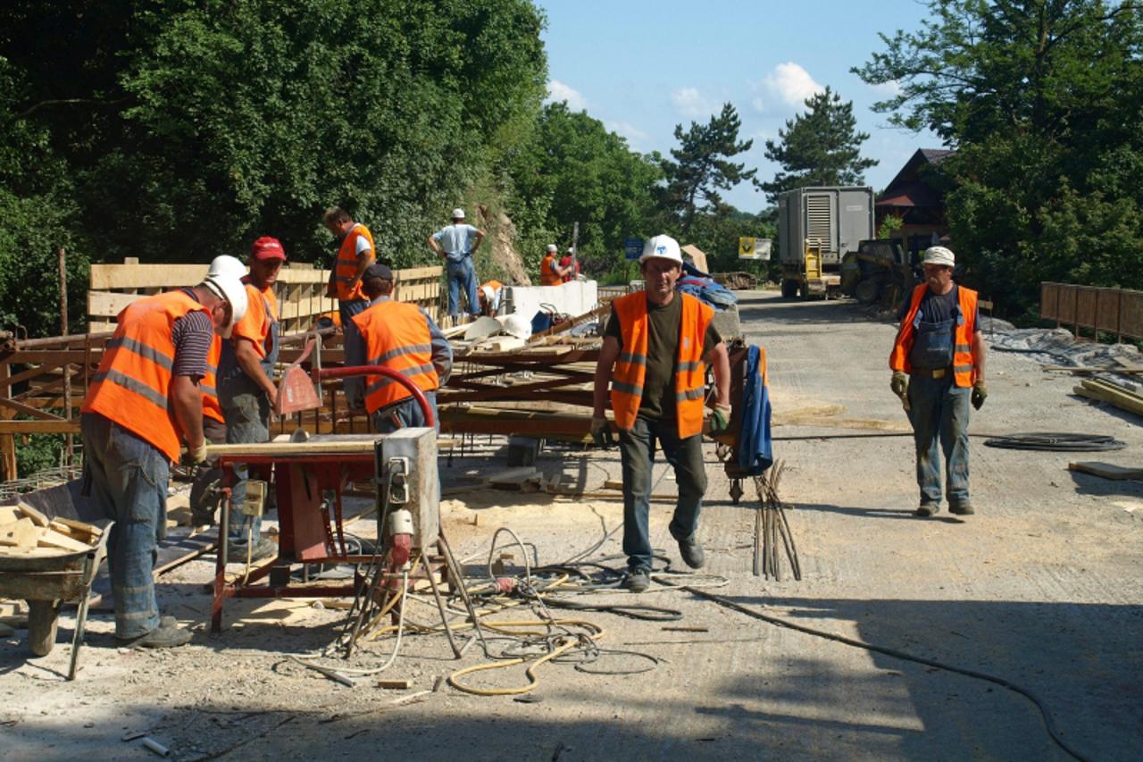 '09.06.2010. Cesta D1 Krapina - GP Macelj, Krapina - Radnici Viadukta ubrzano rade na obnovi mosta i tunela iznad Krapine kako bi radovi bili gotovi do kraja Lipnja. Photo: Matija Topolovec/PIXSELL'