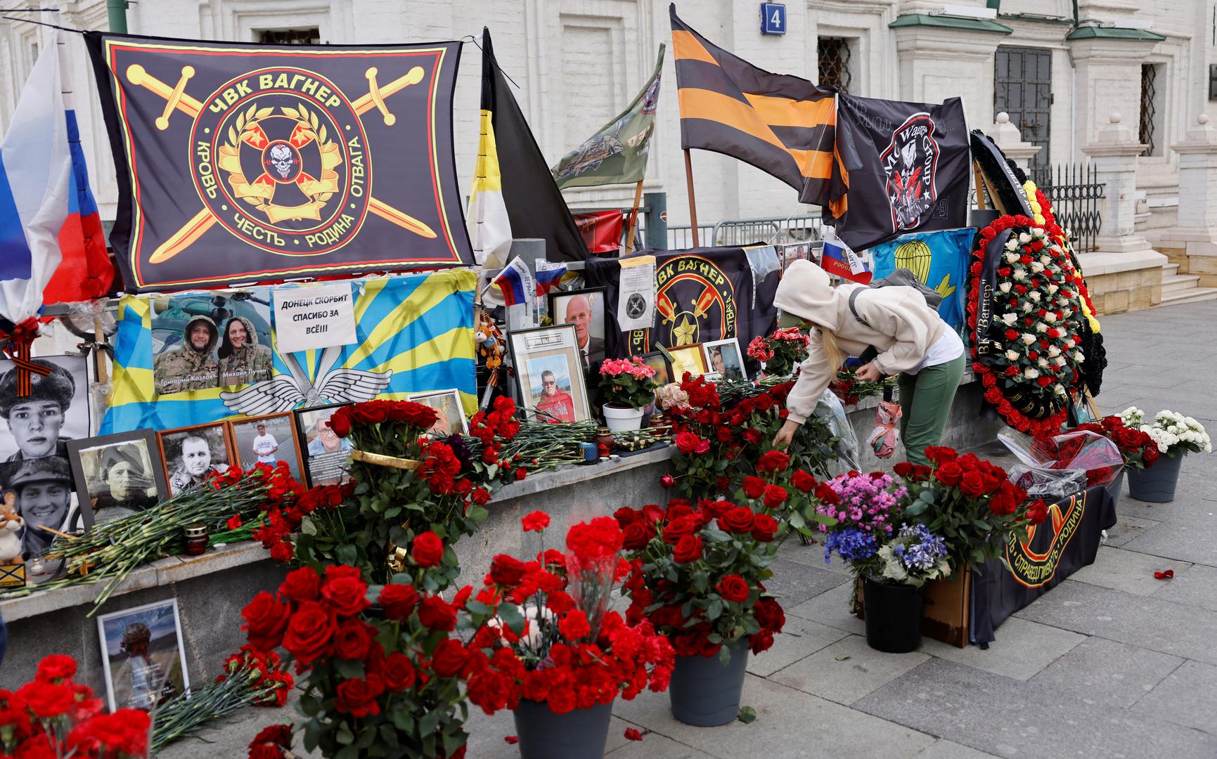 A woman visits a makeshift memorial for Yevgeny Prigozhin, head of the Wagner mercenary group, and Dmitry Utkin, the group commander, while marking 40 days since their death to respect an Orthodox tradition, in central Moscow, Russia, October 1, 2023. REUTERS/Evgenia Novozhenina Photo: EVGENIA NOVOZHENINA/REUTERS