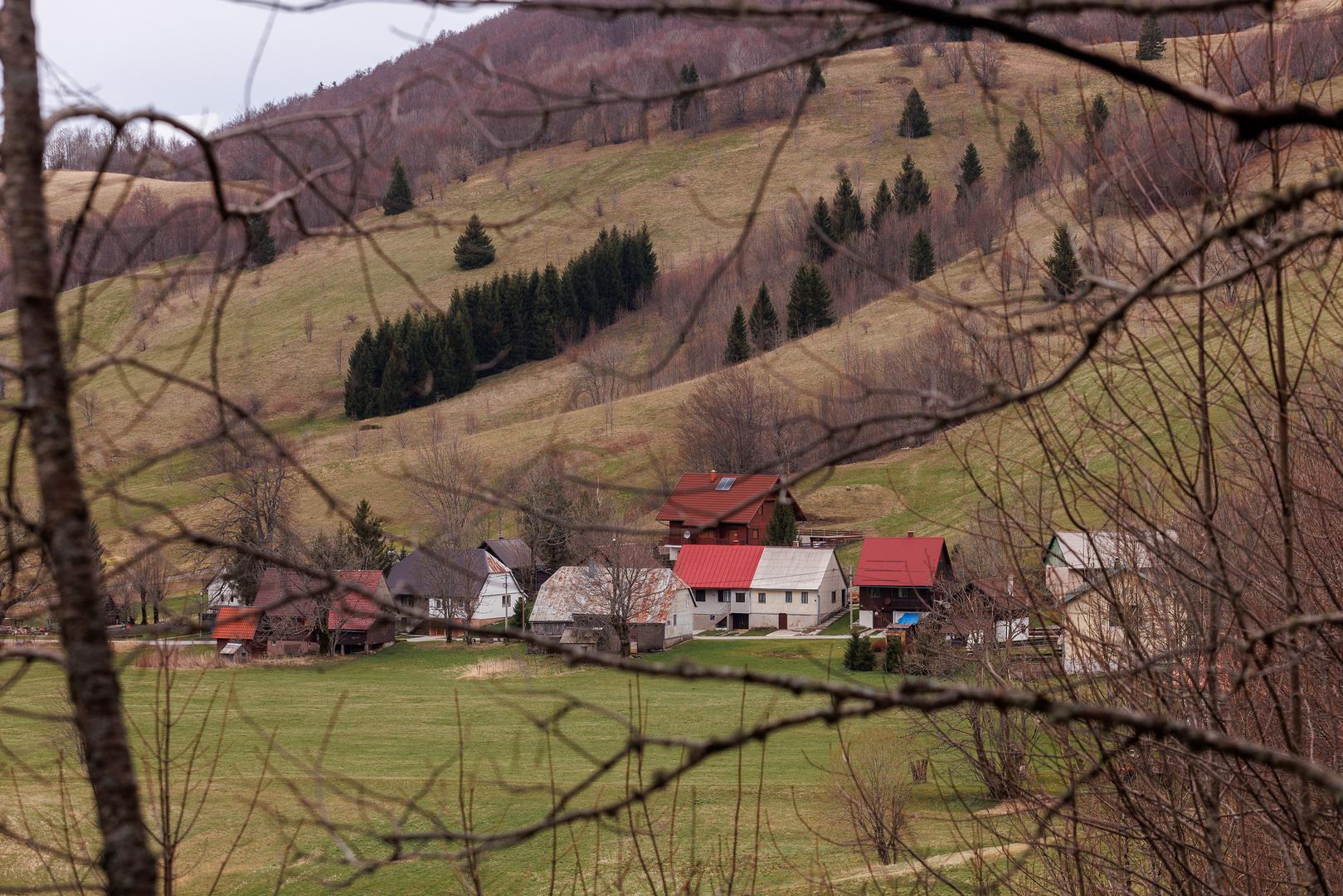 Riječ je mjestašcu smještenom u srcu Gorskog kotara, na zapadnim obroncima Bjelolasice. 