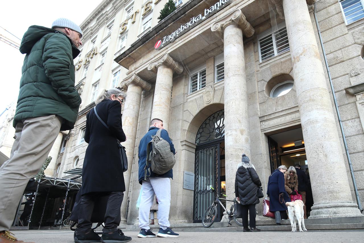 Zagreb: Gužve ispred bankomata uoči konverzije kune u euro