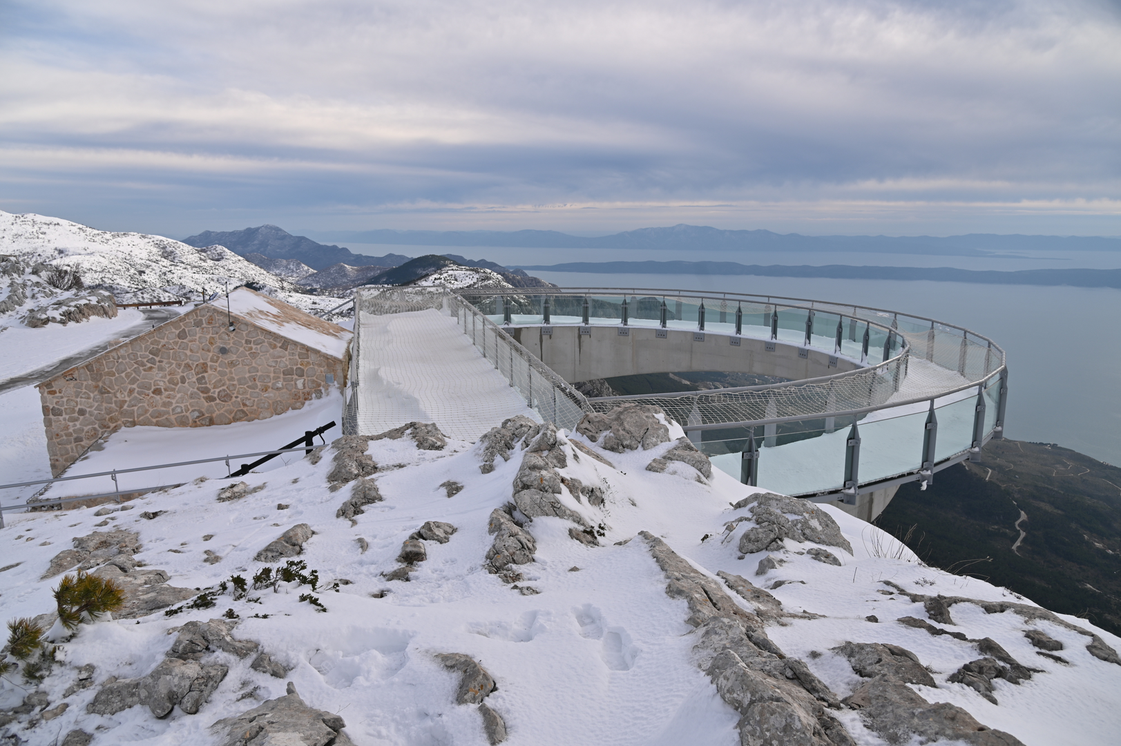 Popularnost Hrvatske kao turističke destinacije u stalnom je porastu, a ove godine Getbybus je detaljno analizirao taj rast. Umjesto da se fokusiraju na gradove, odlučili su istražiti pojedinačne znamenitosti, poput Dubrovačkih zidina. 