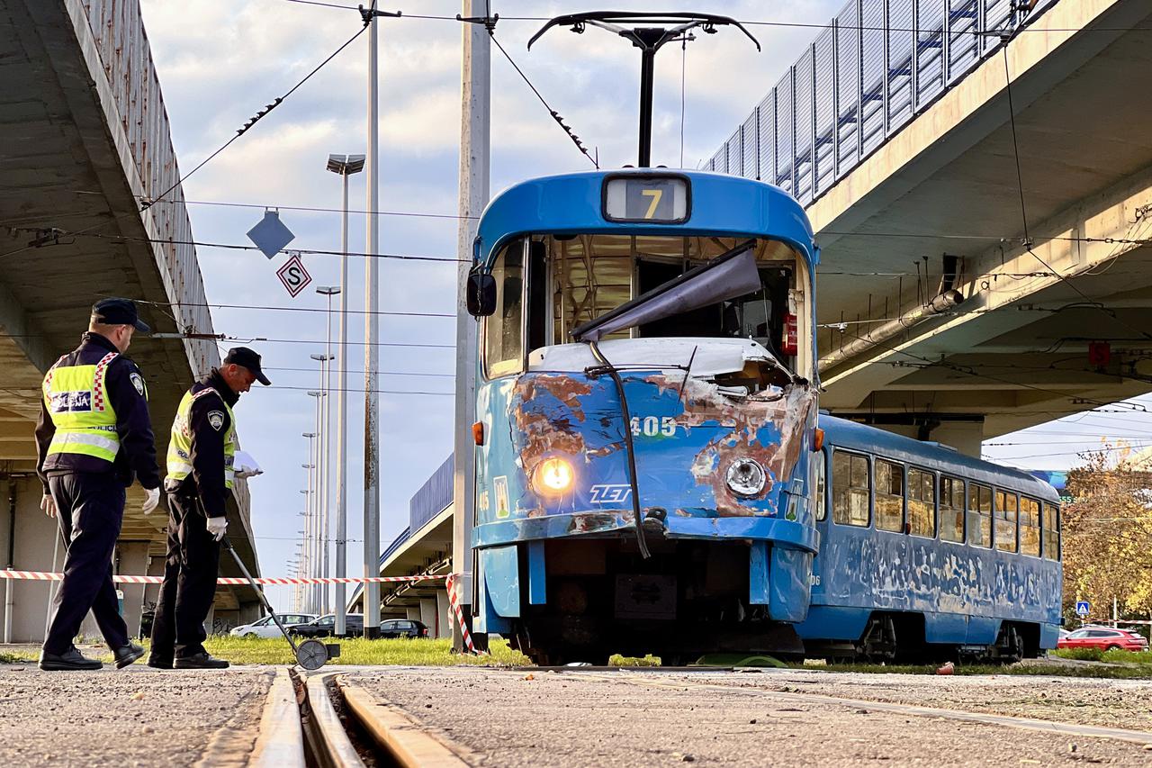 Jedna osoba poginula u sudaru tramvaja i autobusa