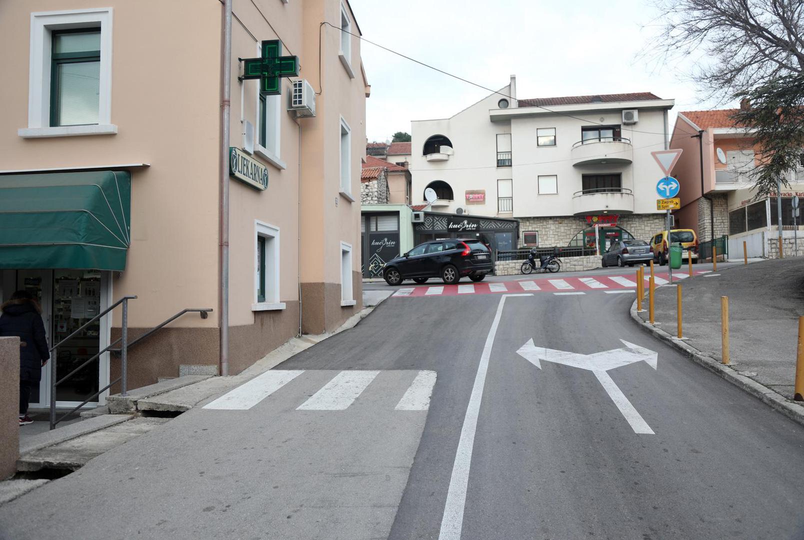 Neobični pješački prijelaz kod šibenske poliklinike zbunio je brojne građane. 