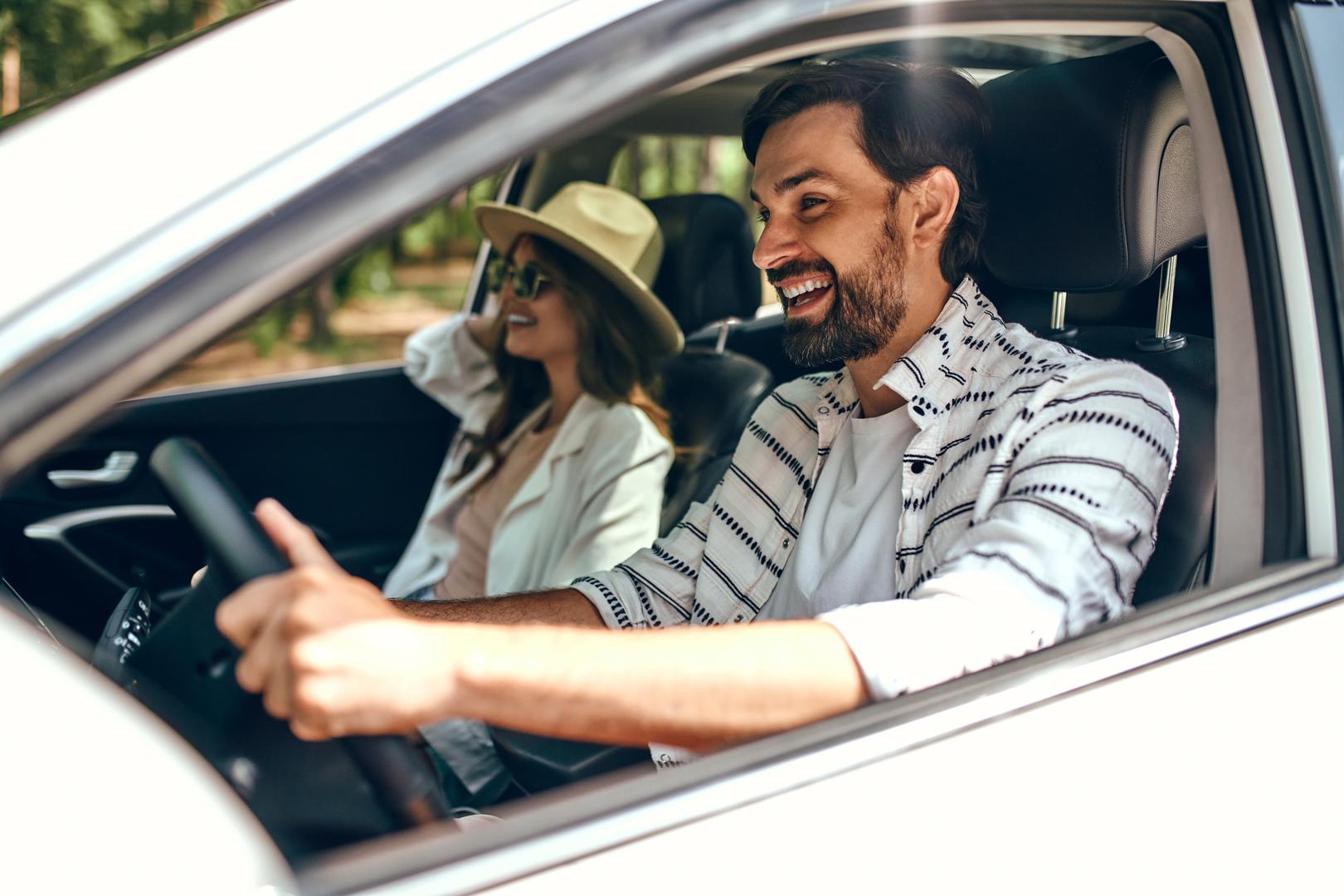 Vlasnici automobila često zanemaruju održavanje čistoće svojih vozila, perući ih manje od pet puta godišnje. Gotovo četvrtina njih priznaje da im nije stalo do toga kako njihov automobil izgleda. Međutim, malo tko je svjestan da unutrašnjost automobila može biti leglo mikroba, čak prljavija od prosječne WC daske. Ako želite imati čist i uredan automobil, evo nekoliko korisnih savjeta od stručnjaka s Carlease.co.uk koji će vam pomoći da se riješite prljavštine i bakterija na najčešće zanemarenim mjestima, piše Mirror. 