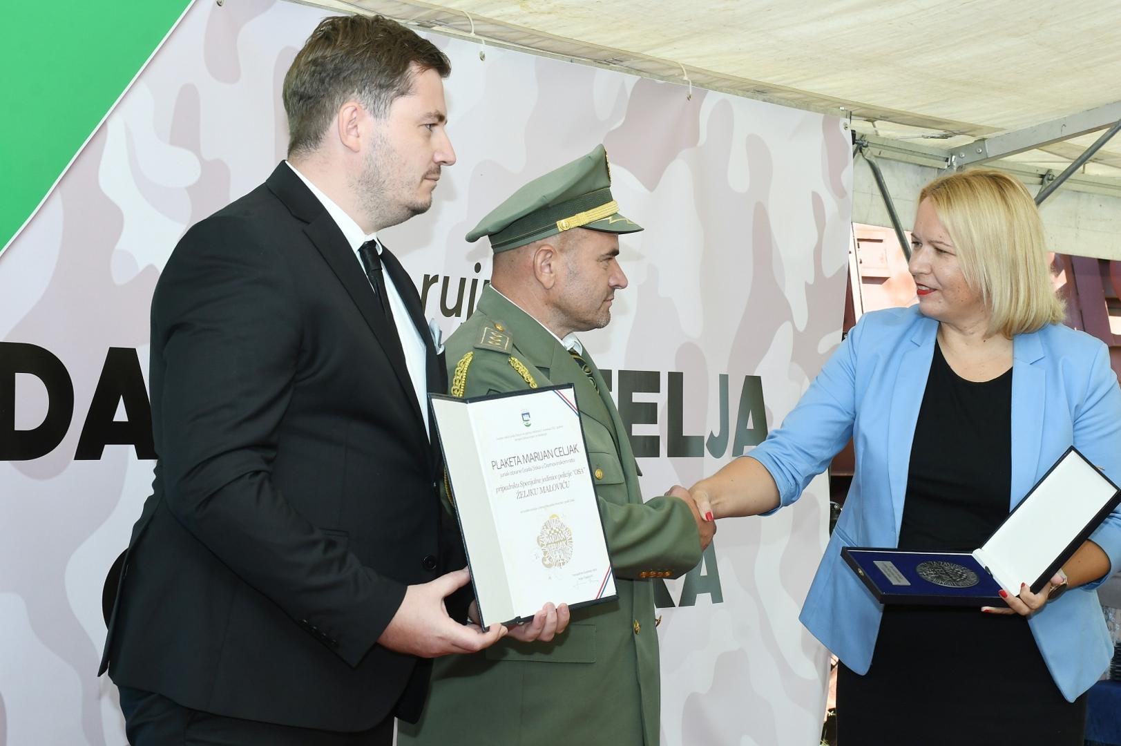 03.09.2021.,Sisak - Povodom Dana branitelja grada Siska u bivsoj  vojarni Barutana odrzana je  svecana abkademija i dodijela Plaketa Marijan Celjak - junak obrane grada Siska u Domovinskom ratu te otvorena izlozba fotografija Mladena Knezevica-Gipsa.
Photo: Nikola Cutuk/PIXSELL