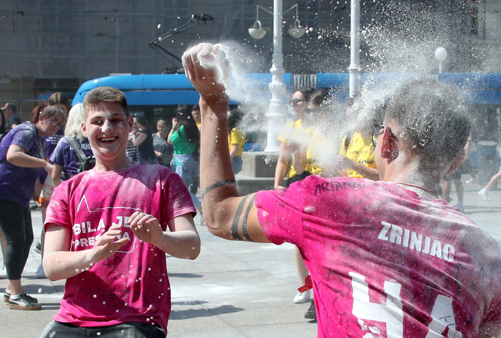 25.05.2022., Zagreb - Brojni maturanti u gradu obiljezavalju kraj svog srednjoskolskog obrazovanja pjesmom i nezaobilaznim kupanjem u fontanama. Photo: Sanjin Strukic/PIXSELL