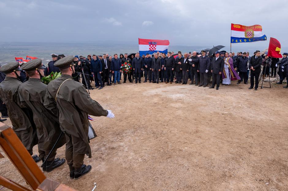 Predsjednik Milanović otkrio spomen ploču poginulim branitelji na brdu Debeljak